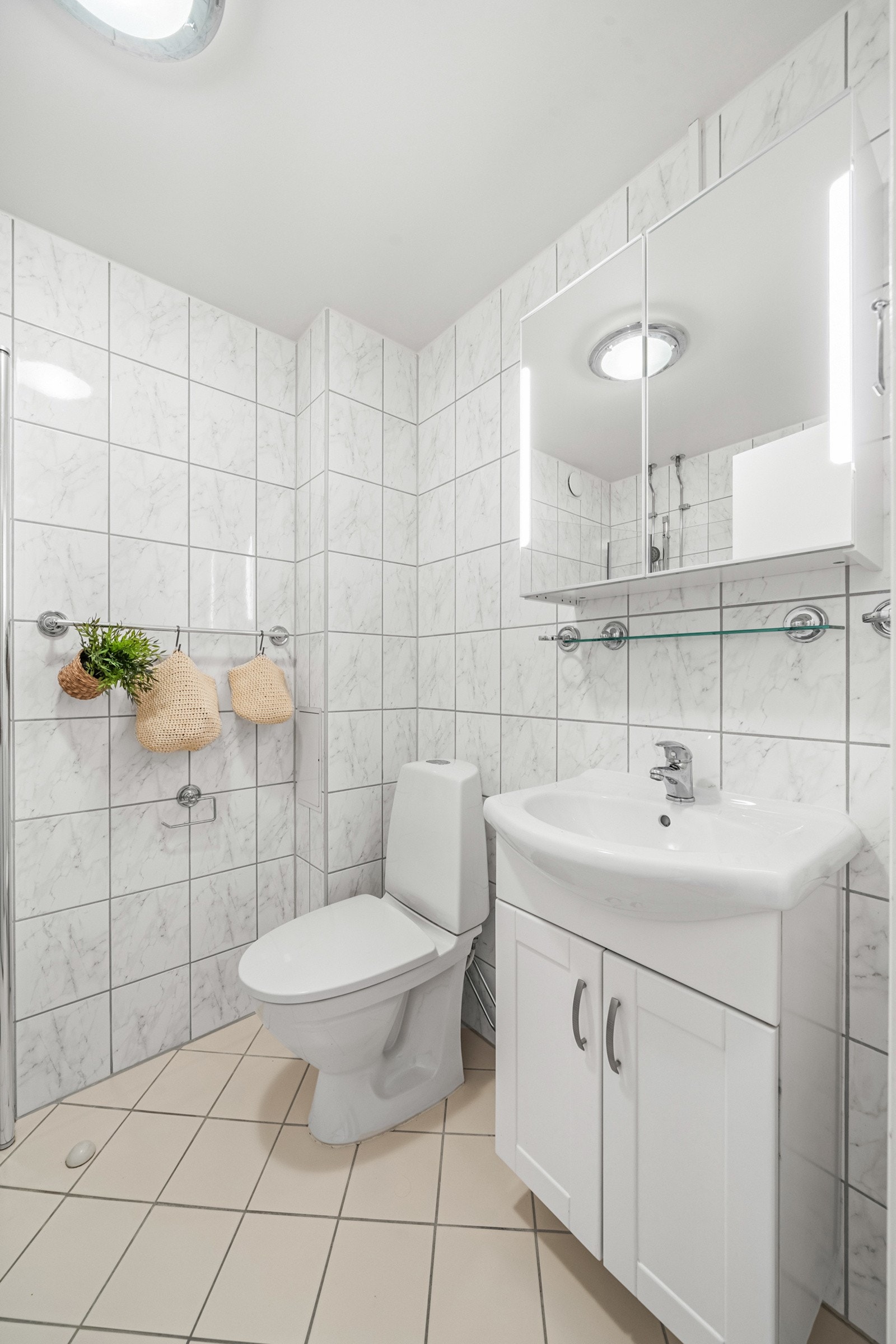 Fra gangen er det adkomst inn til et lyst og tidløst baderom med termostatstyrte varmekabler i gulv - Badet ble renovert i 2009 i regi av borettslaget. Galleribilde