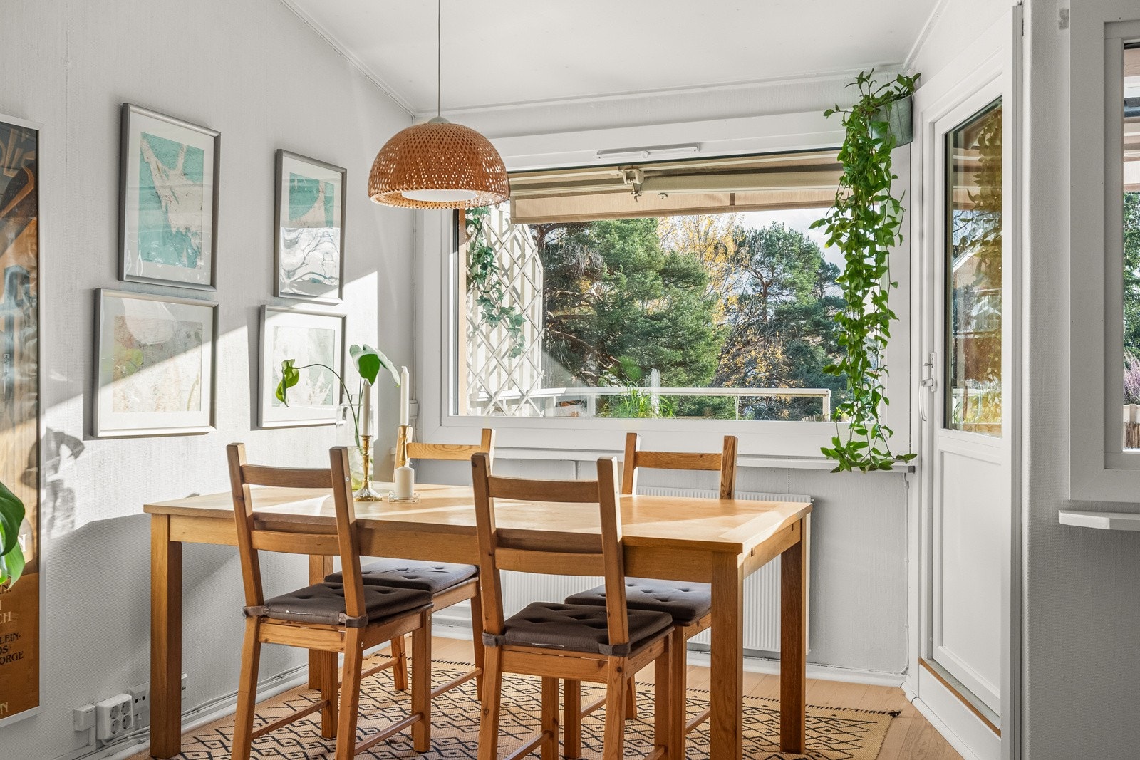 Leiligheten har en populær internbeliggenhet på Oppsal med gangavstand til marka, dagligvare butikk, senter og offentlig kommunikasjon. Galleribilde