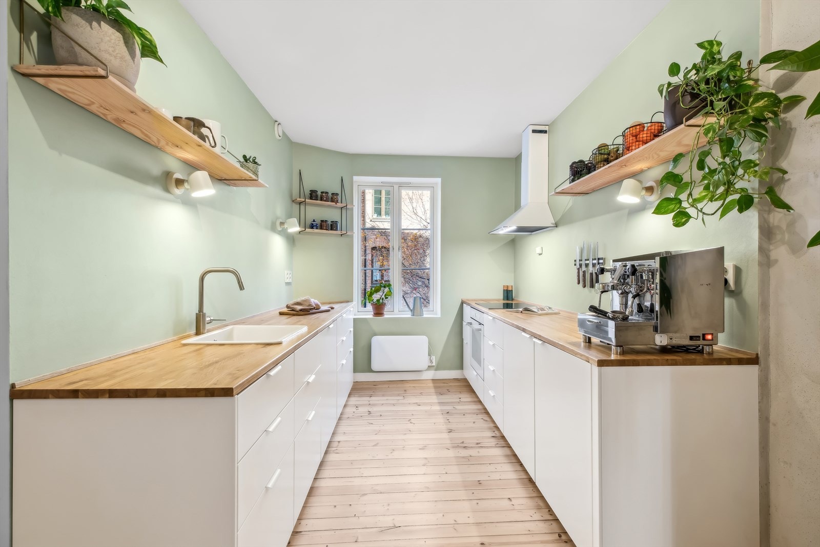 Kjøkkenet er helt nytt fra 2024, samt alle hvitevarer. Kjøkkenet er tidløst, men har samtidig moderne utførelse som passer til resten av leiligheten. Galleribilde