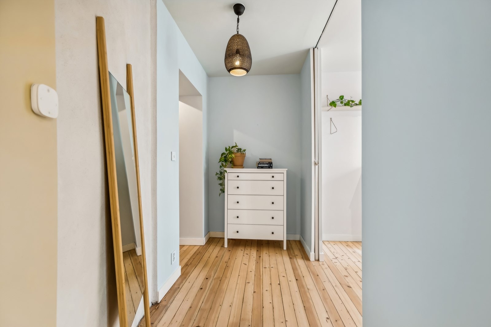 Samtlige gulv i leiligheten er slipt i 2024. For optimal utnyttelse er det plass til garderobeskap der hvor den hvite kommoden står i dag. Galleribilde