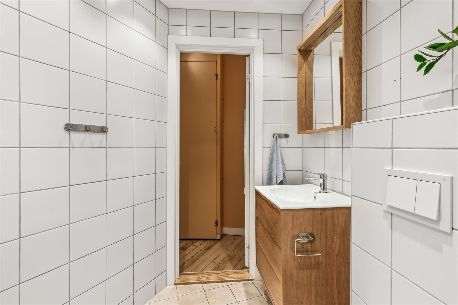 Badet har innredning med nedfelt servant, veggmontert toalett, dusj og opplegg for vaskemaskin. Galleribilde