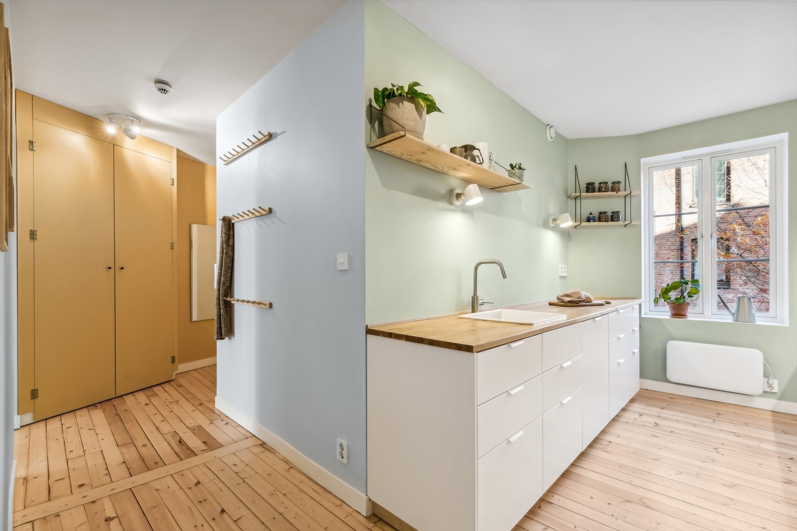 Velkommen inn! Leiligheten ligger i andre etasje og holder en klassisk standard. Galleribilde