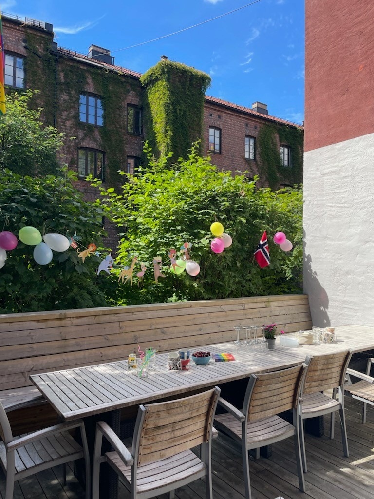 Selgers private bilde. Dette er et borettslag som er sterkt engasjert i et godt naboskap og det er både utekjøkken, grill og sittegrupper i bakgården. Galleribilde