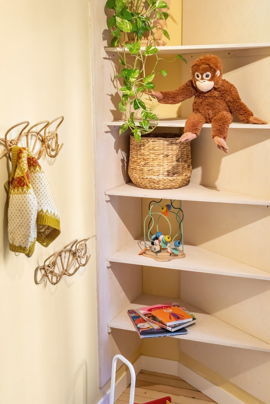 Praktisk plassbygget hylle. Galleribilde