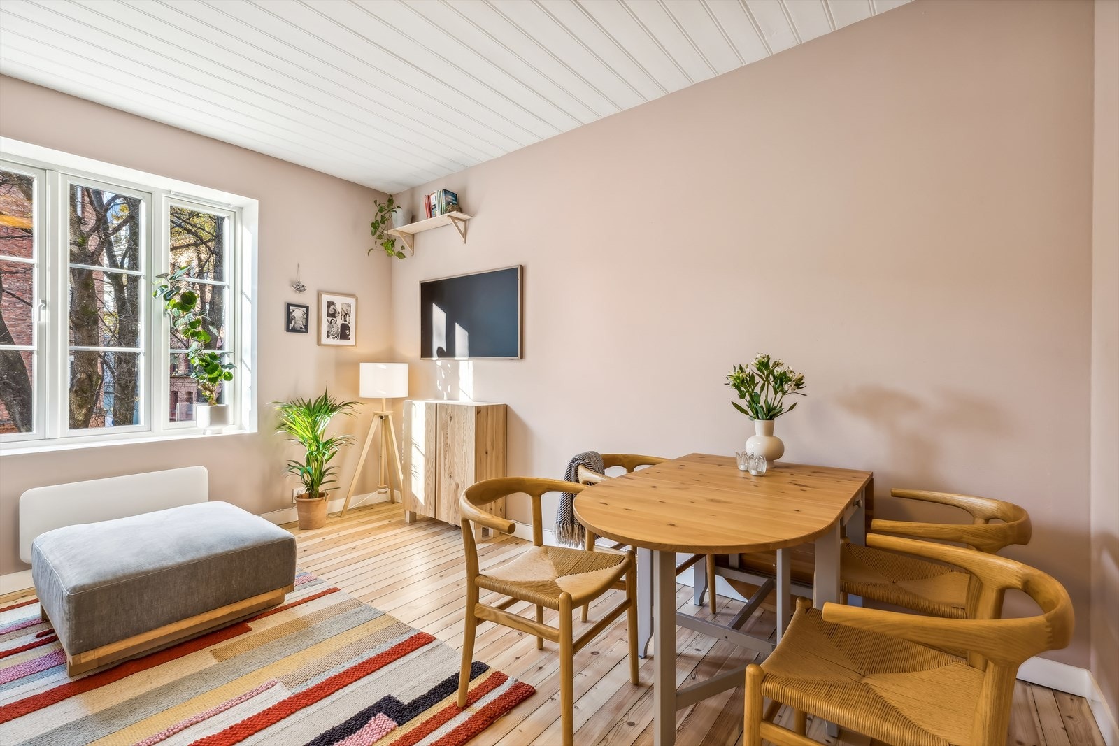 Tiltalende og innholdsrik 3-roms med god planløsning og takhøyde på ca 2,69 meter i stue. Galleribilde