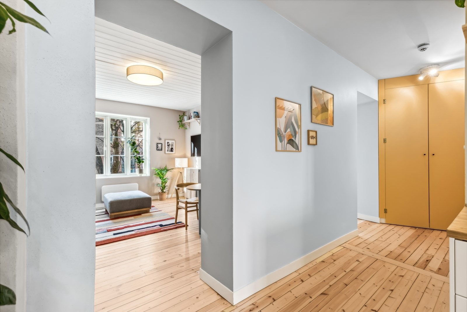 Entreen har et stort oppbevaringsskap for sengetøy, støvsuger, etc. Galleribilde