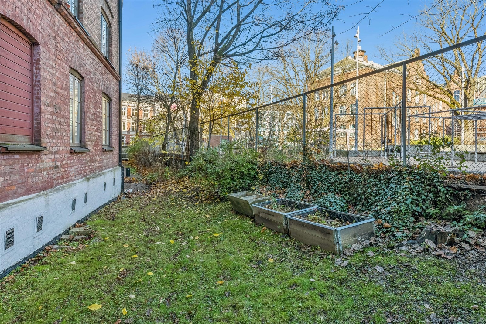 Fra eiendommen er det kort gangavstand til Lakkegata barneskole, Vahl barneskole og Sofienberg ungdomsskole. Det finnes et godt utvalg av barnehager i nærområdet, deriblant Lakkegården og Sjokoladefabrikken barnehager. Galleribilde