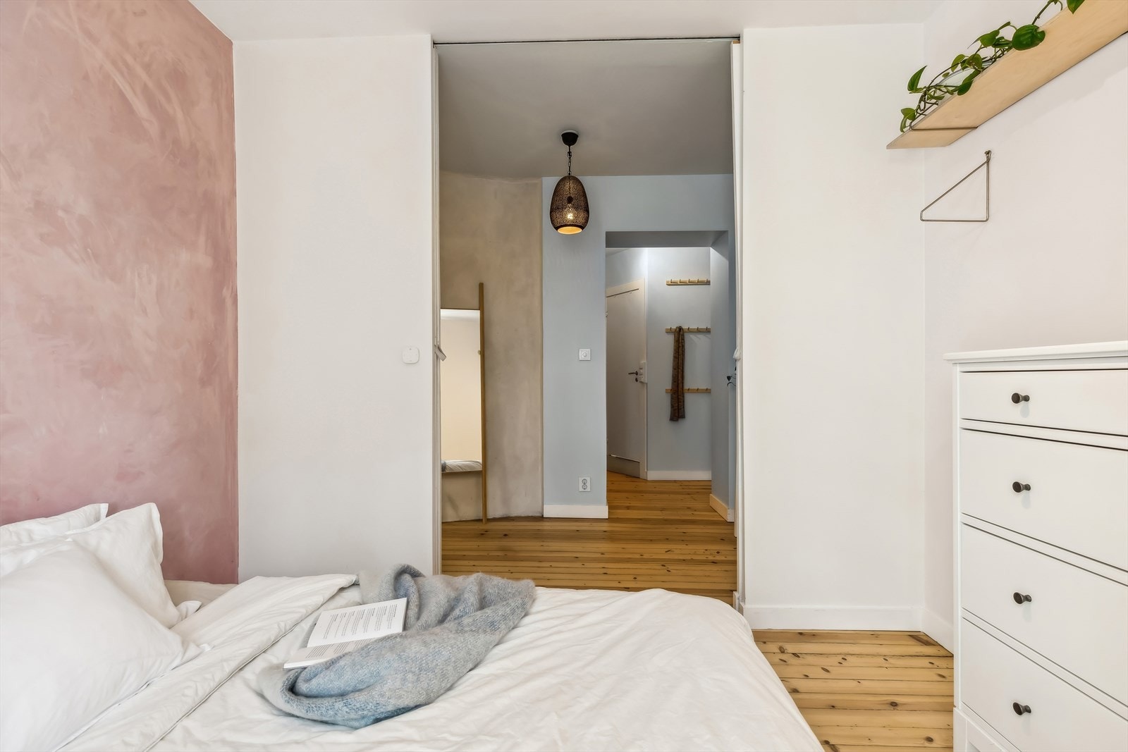 Hovedsoverommet har plass til seng og garderobeløsning. Galleribilde