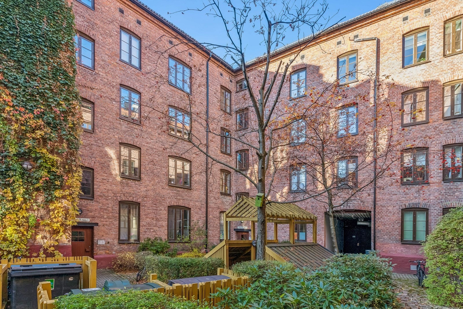 Boligen ligger i et meget populært og sentralt boligområde i "Gråbeinkvartalet" på Sofienberg i Oslo, like ved Botanisk hage. Galleribilde