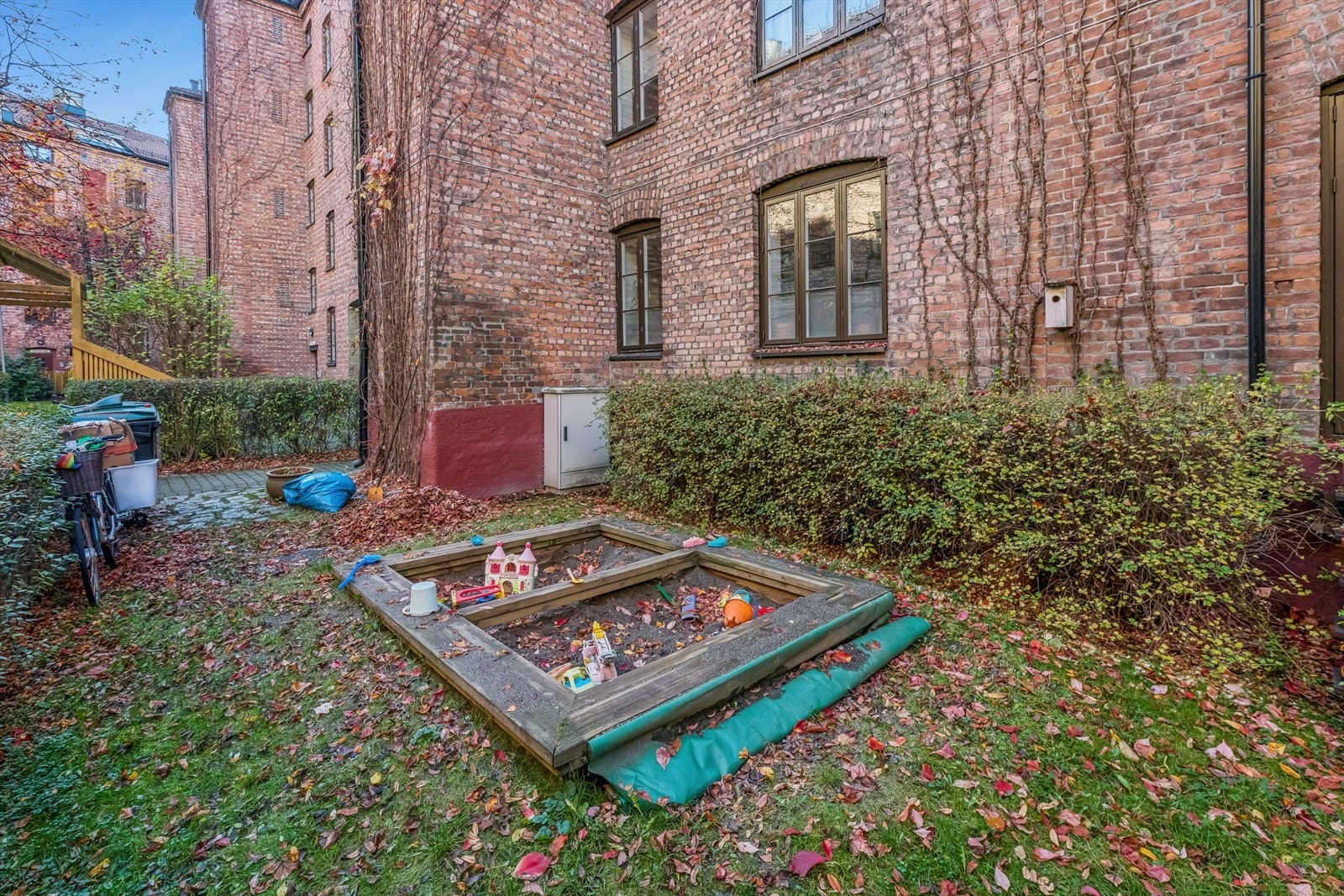 Dette er et ettertrakted borettslag som passer for både store og små. I nabogården finner du også den kjente museumsleiligheten Gråbein: https://www.oslomuseum.no/besok-oss/museumsleiligheten-grabein/ Galleribilde