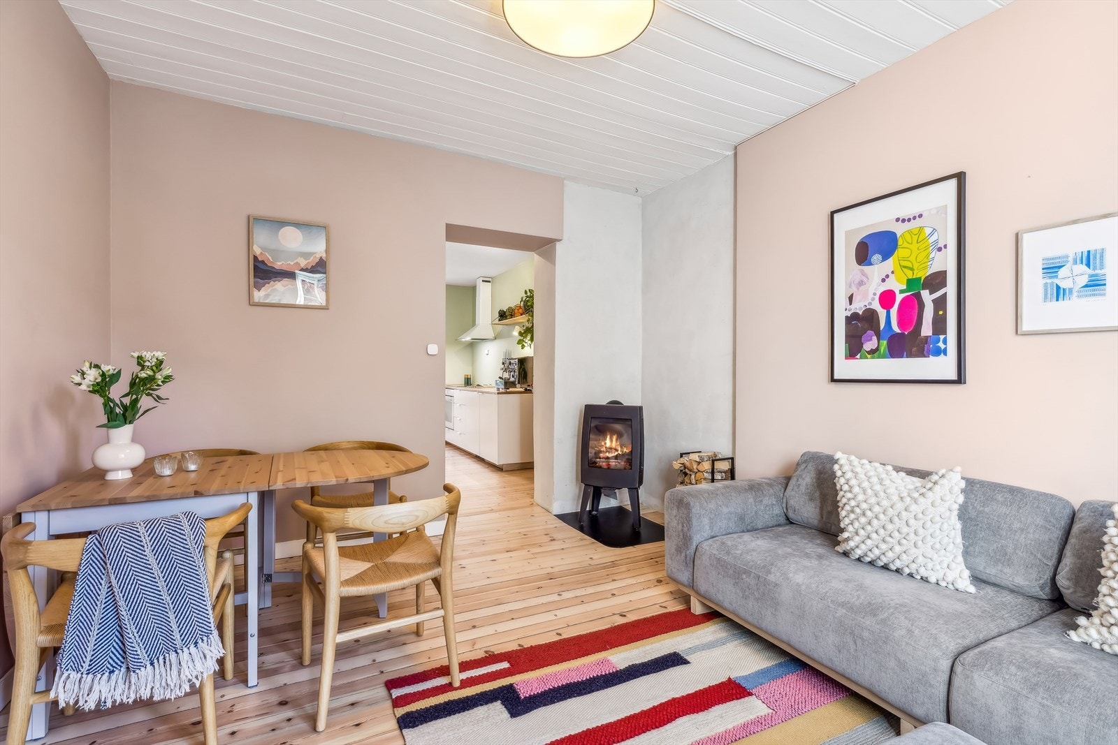 I stuen er det koselig peis som varmer godt på kalde dager. Galleribilde