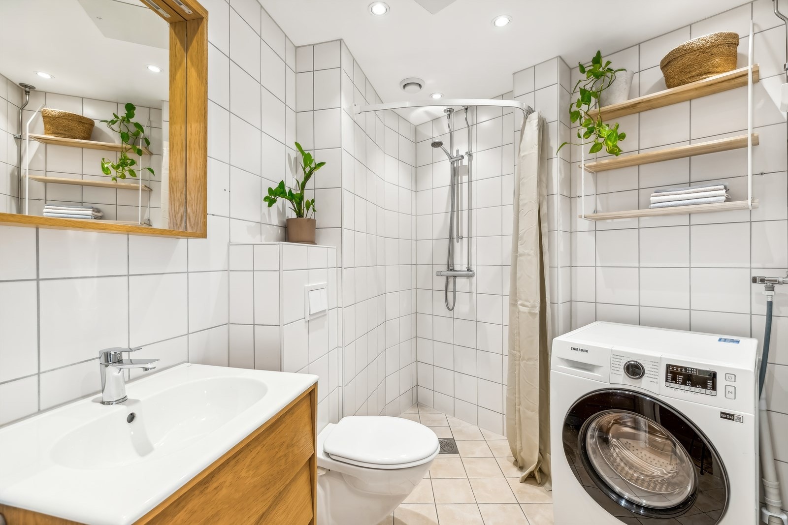 Badet ble rehabilitert i regi av borettslaget i 2014, ferdigattest på våtrommet foreligger. Det er fliser på gulv og vegger, samt behagelige varmekabler i gulvet. Galleribilde