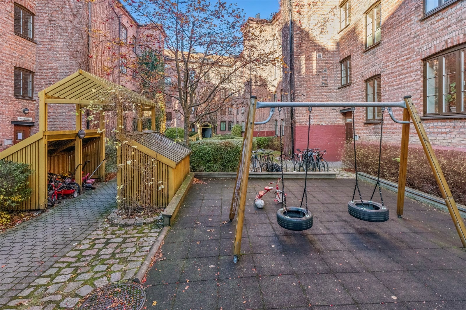 Hyggelige uteområder i borettslaget. Galleribilde