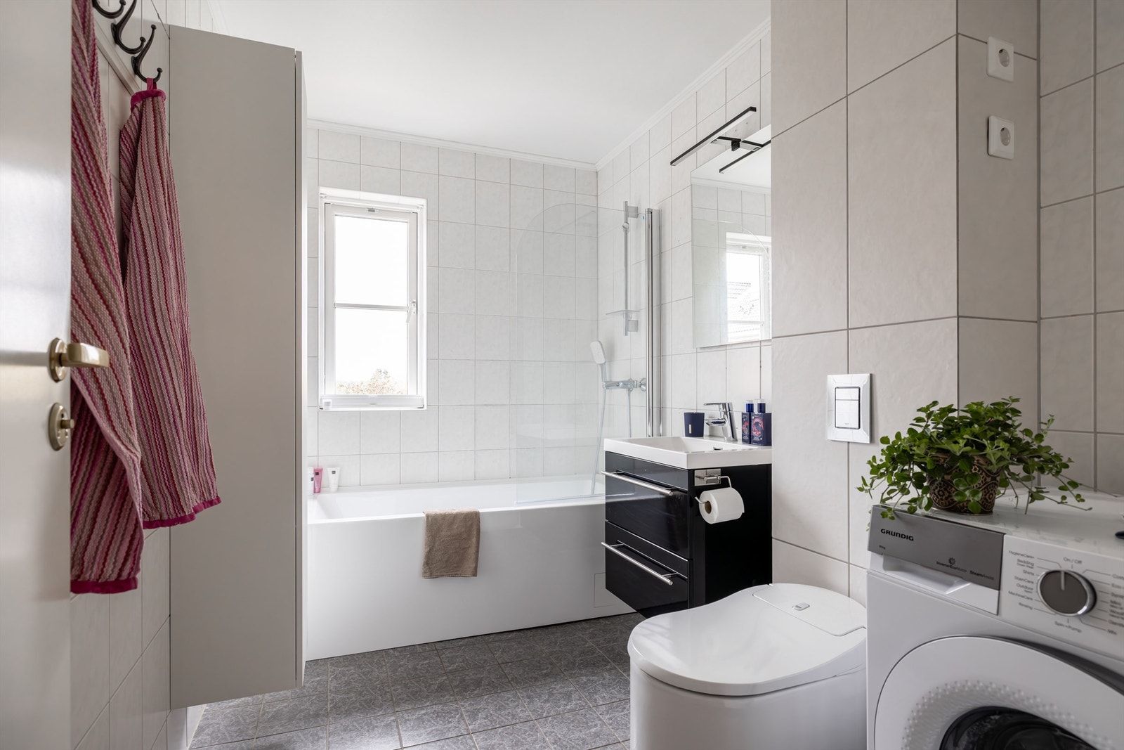 2. etasje inneholder også et lekkert flislagt bad med varmekabler i gulvet. Galleribilde