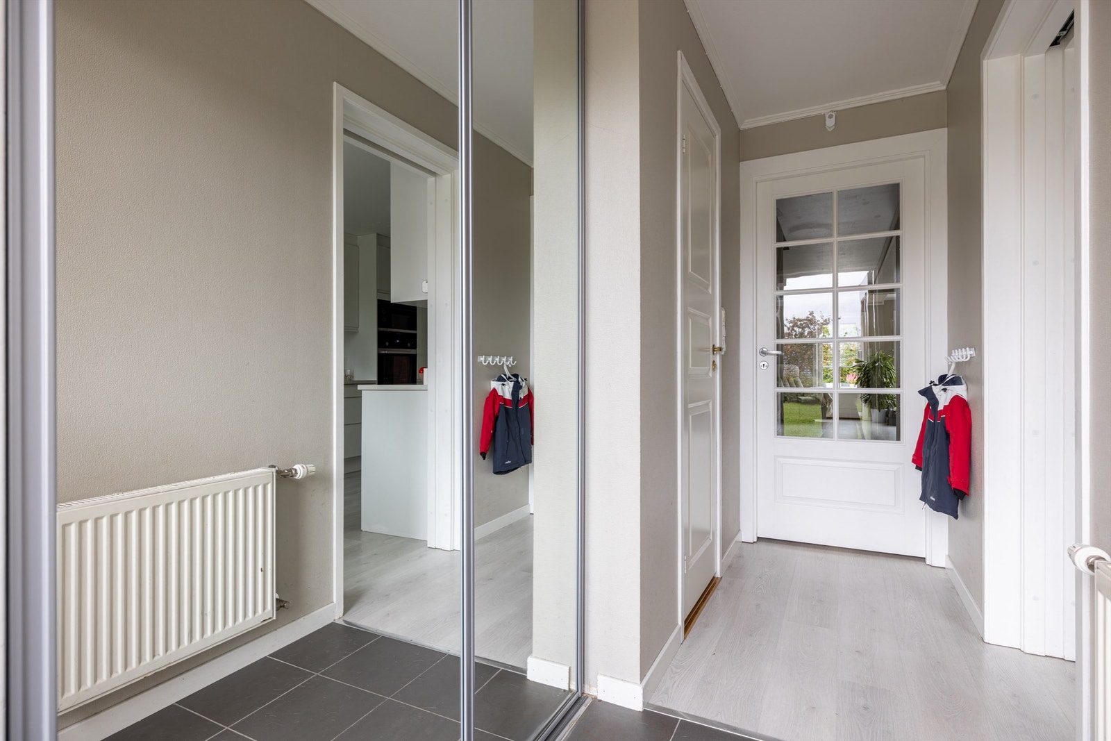 Romslig entré med god plass for klesoppheng og oppbevaring av sko. Galleribilde