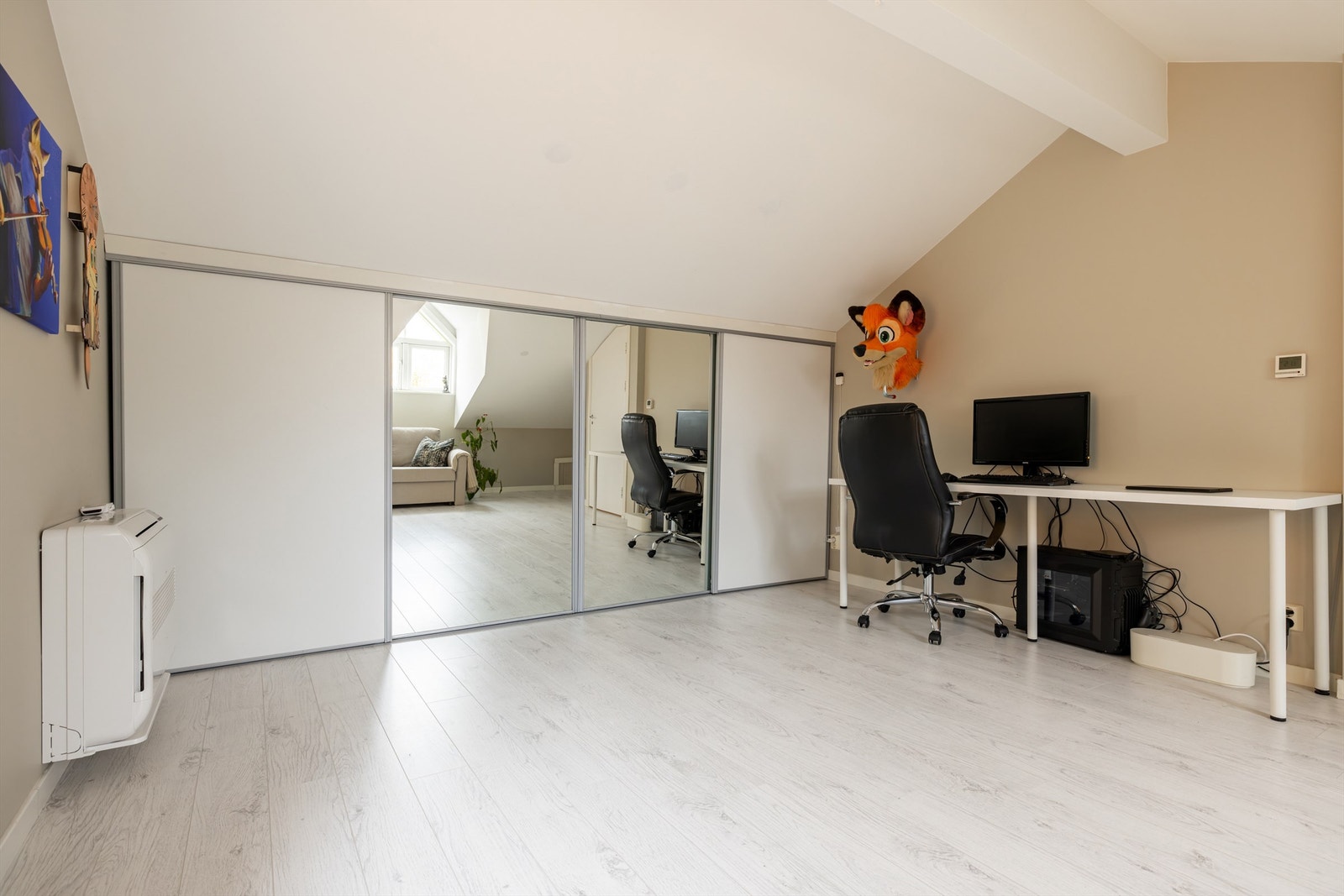 Det gjøres oppmerksom på at loftet opprinnelig er byggemeldt som uinnredet, og innredning er ikke omsøkt. Loftet er altså ikke godkjent for varig opphold, og oppfyller heller ikke dagens krav til rømning iht. bygningssakkyndig. Galleribilde