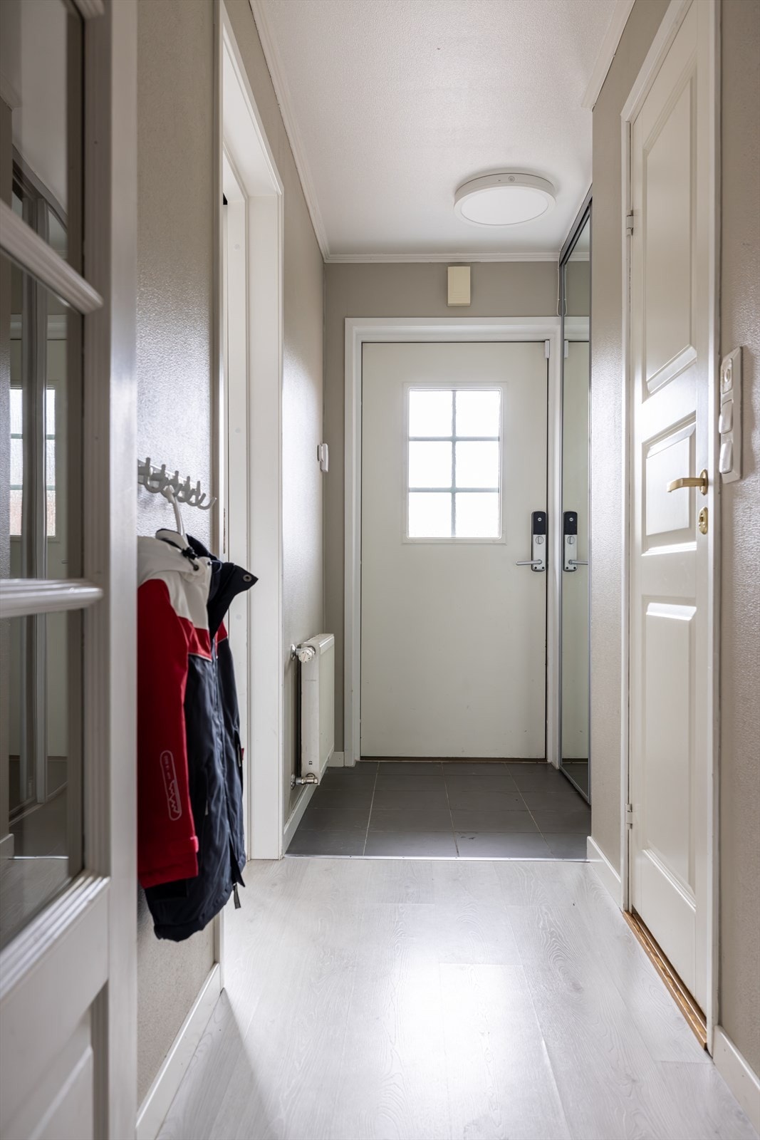 Entréen har flislagt og slitesterkt gulv. Galleribilde