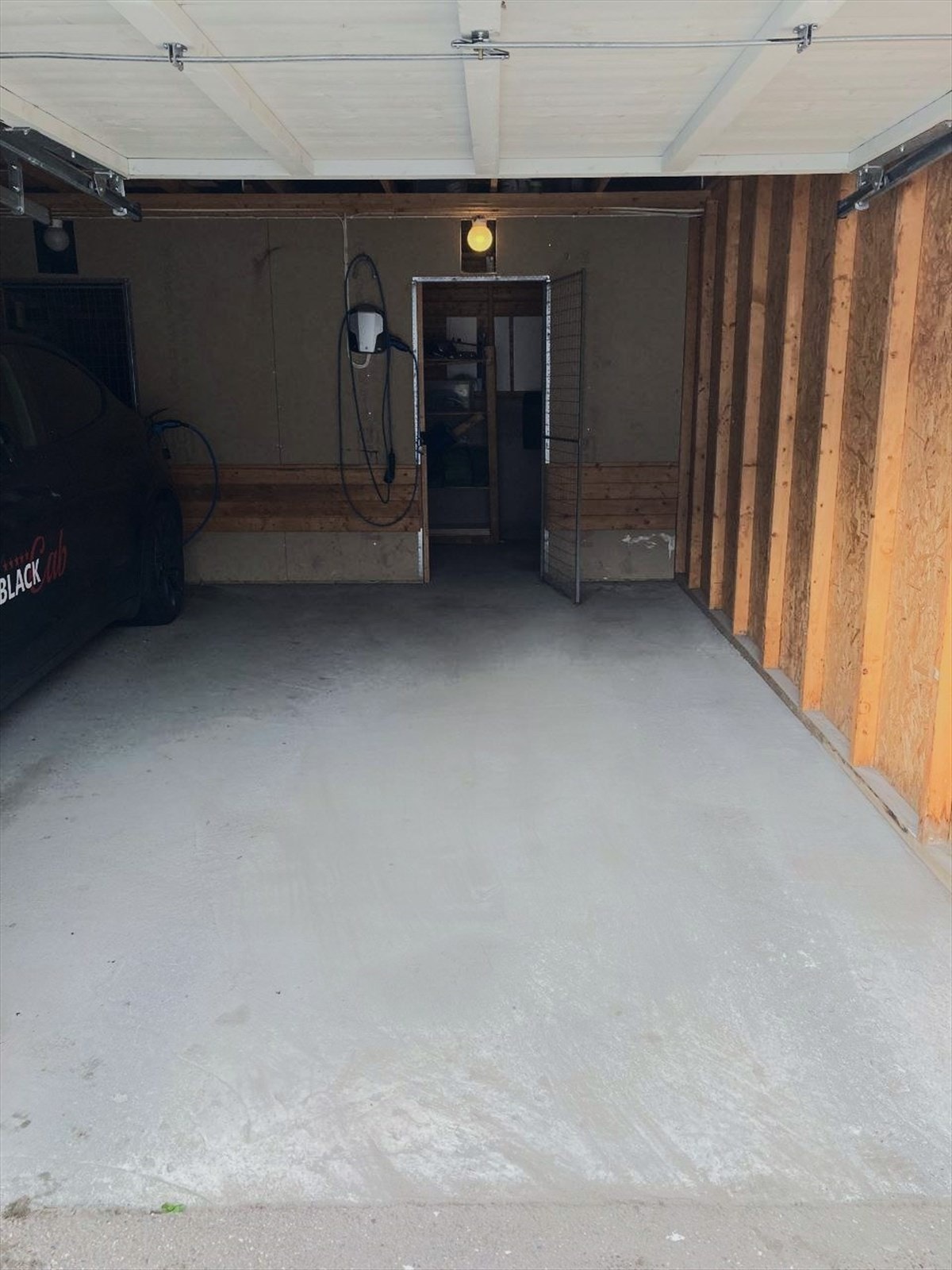 Garasje med lader for el-bil Galleribilde