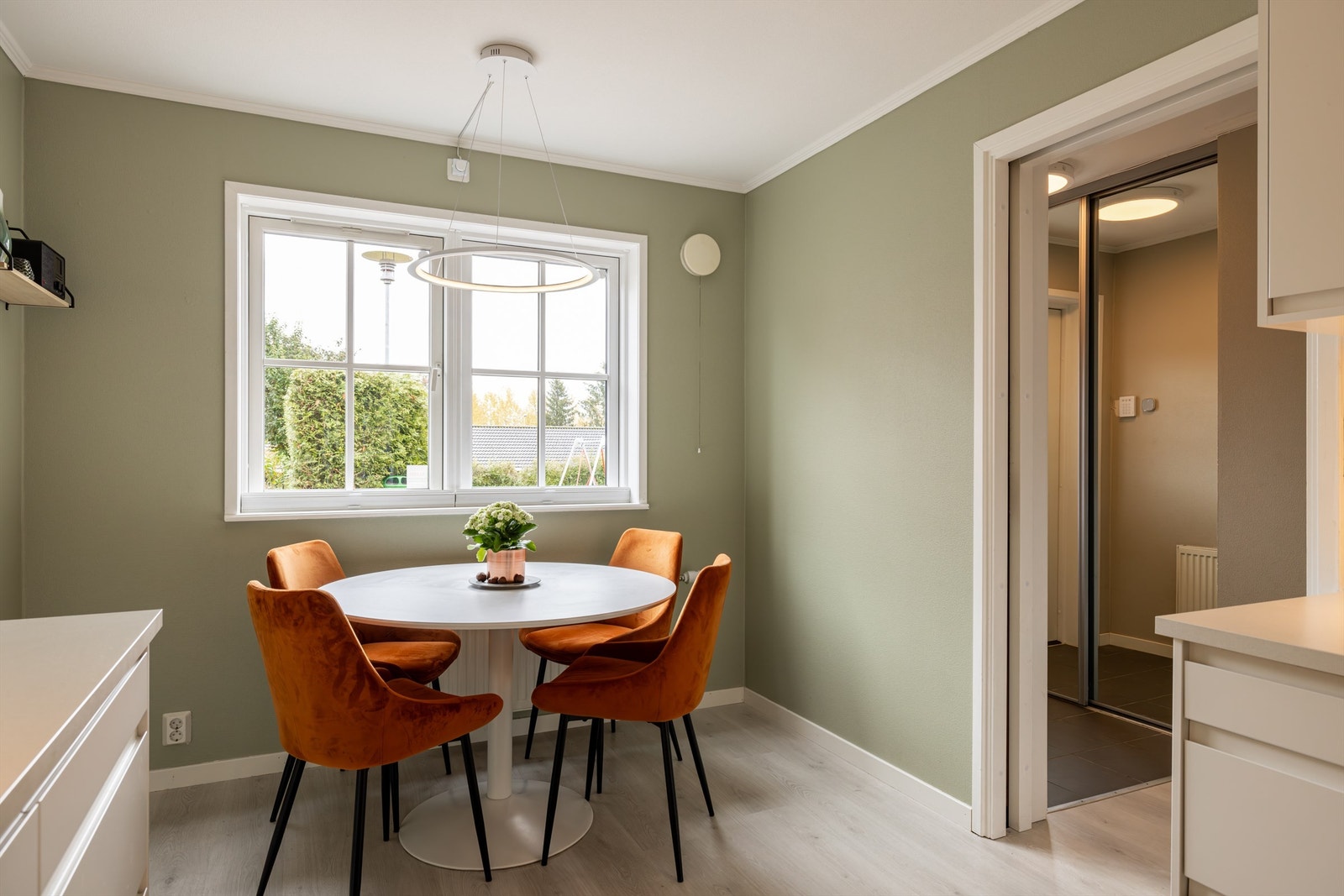 Plass til spisebord ved vinduet. Galleribilde