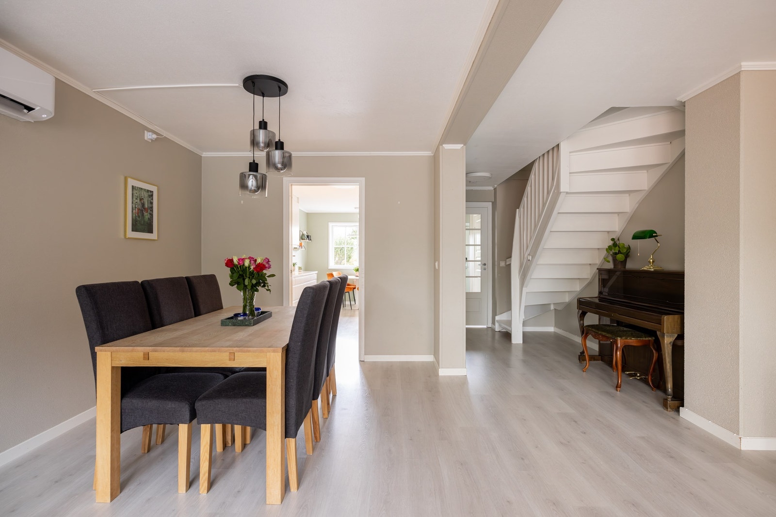 God plass til langbord med rom for mange middagsgjester. Galleribilde