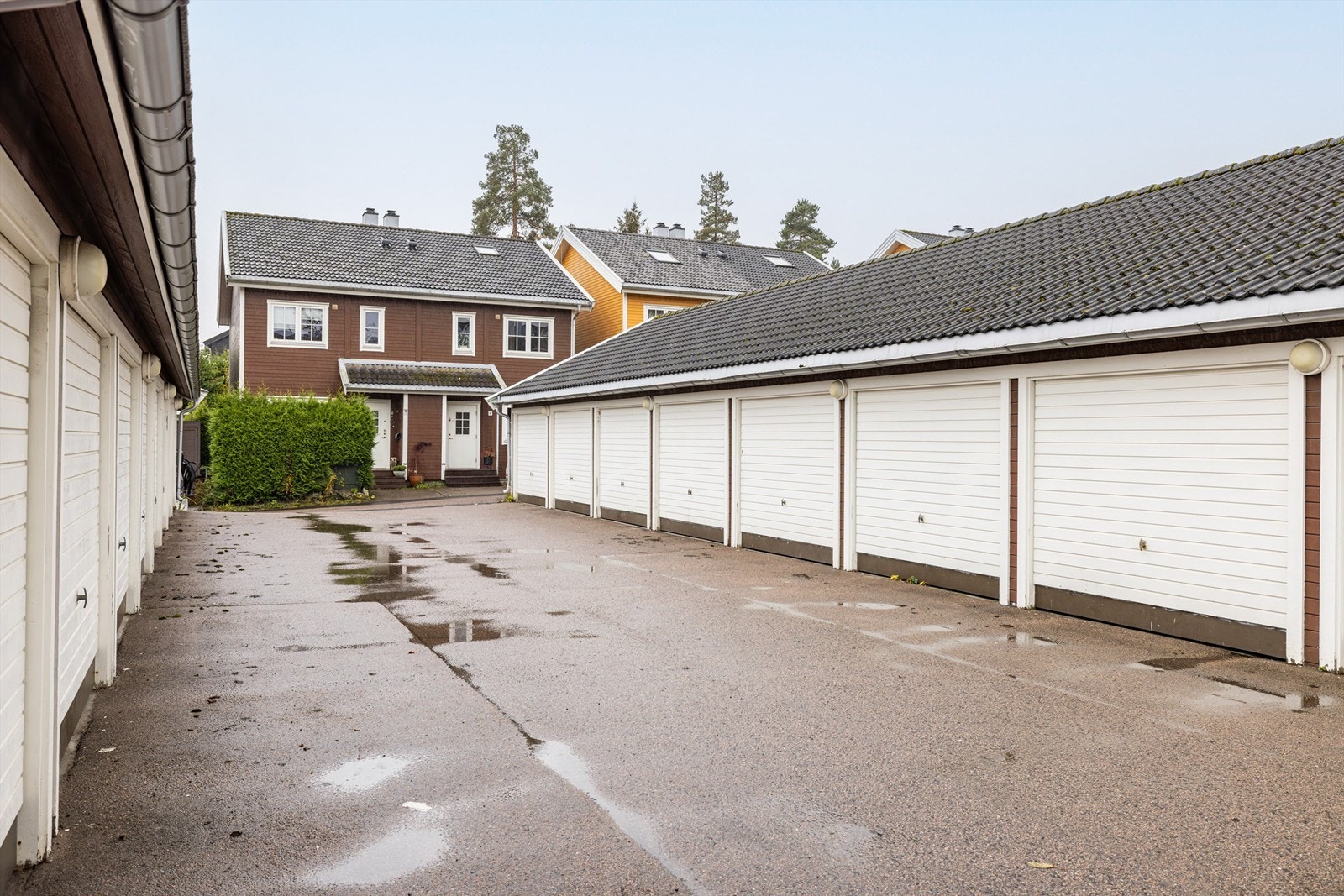 Boligen har tinglyst bruksrett til 1 garasjeplass og 1 biloppstillingsplass på tomt. Det er også tilgang til gjesteparkering. Galleribilde