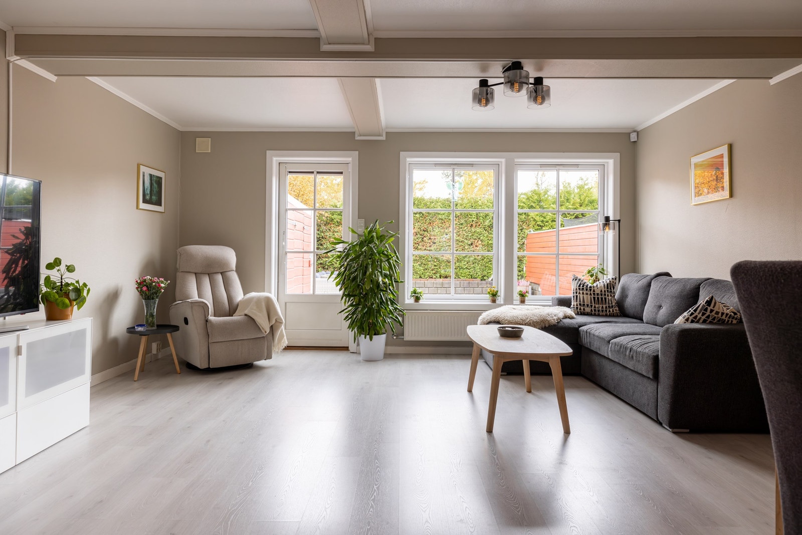 Store vindusflater slipper inn rikelig med naturlig lys. Galleribilde