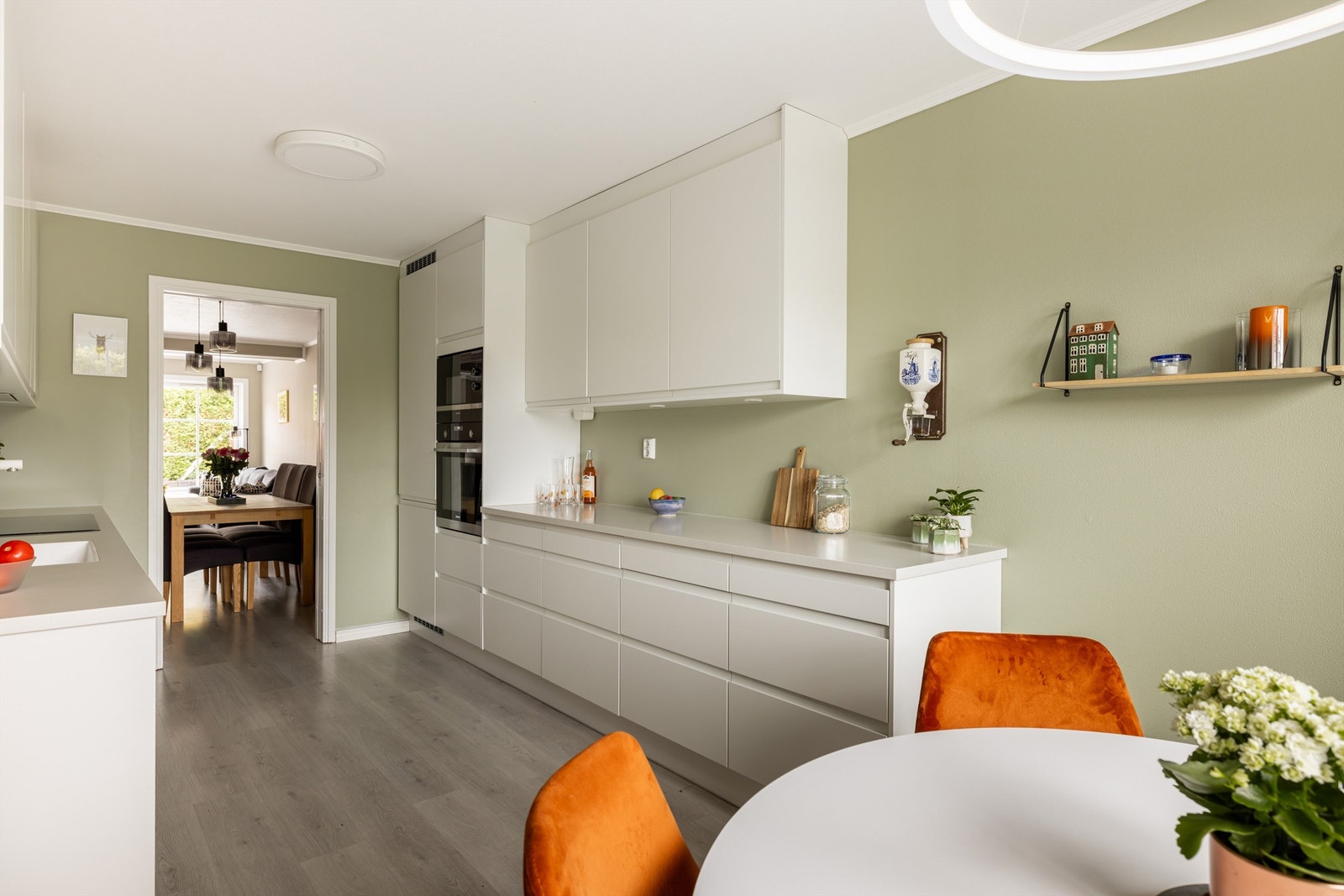 Separat kjøkken med tidløs innredning. Galleribilde