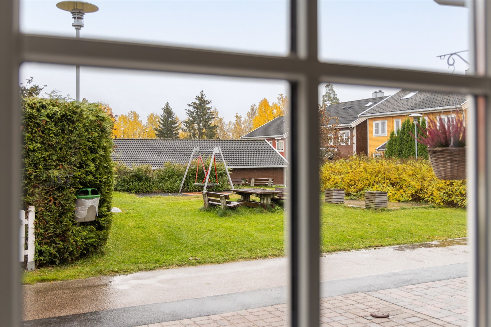 Hyggelig utsikt mot lekeplass fra kjøkkenvindu. Det er flere lekeplasser rett ved i nabolaget. Galleribilde
