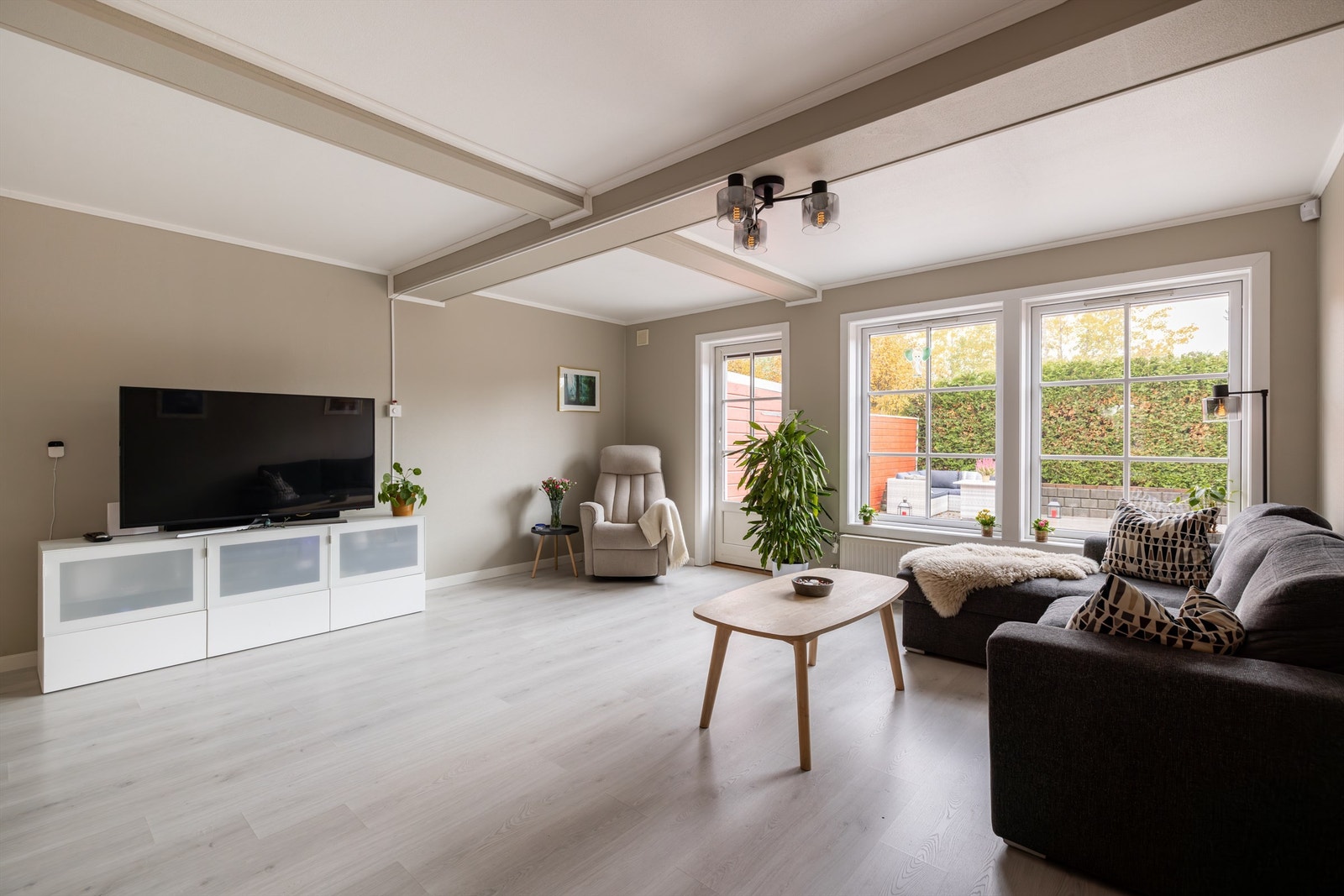 Stuen er lys og romslig med god plass for ønsket møblement. Galleribilde