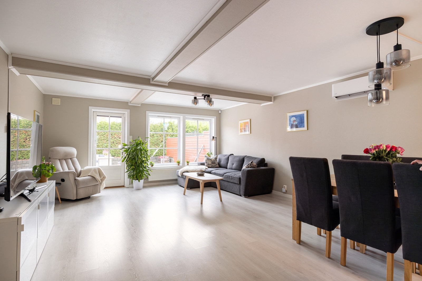 Innvendig er boligen lys og moderne, med overflater malt i en tidløs fargetone. Galleribilde