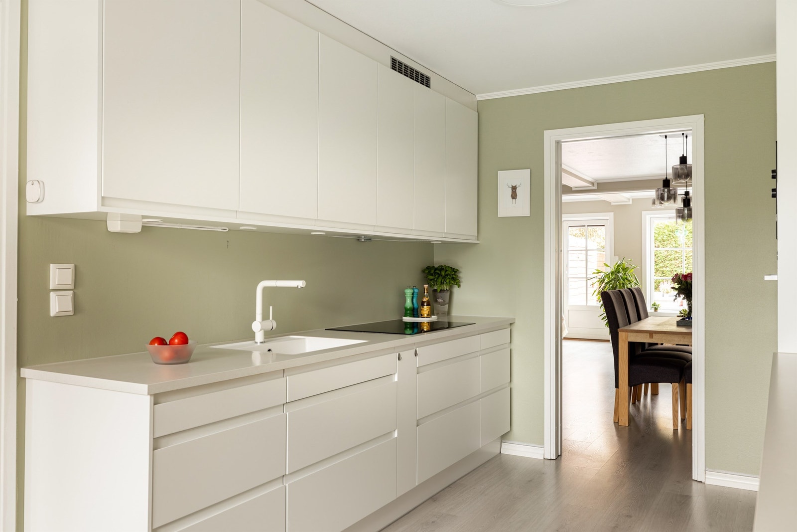 Kjøkkenet har en fin kombinasjon av skap- og benkeplass for både oppbevaring og matlaging. Det er integrerte hvitevarer som kjøleskap. fryseskap og oppvaskmaskin i benk. Det er montert lekkeasjestopper og komfyrvakt. Galleribilde