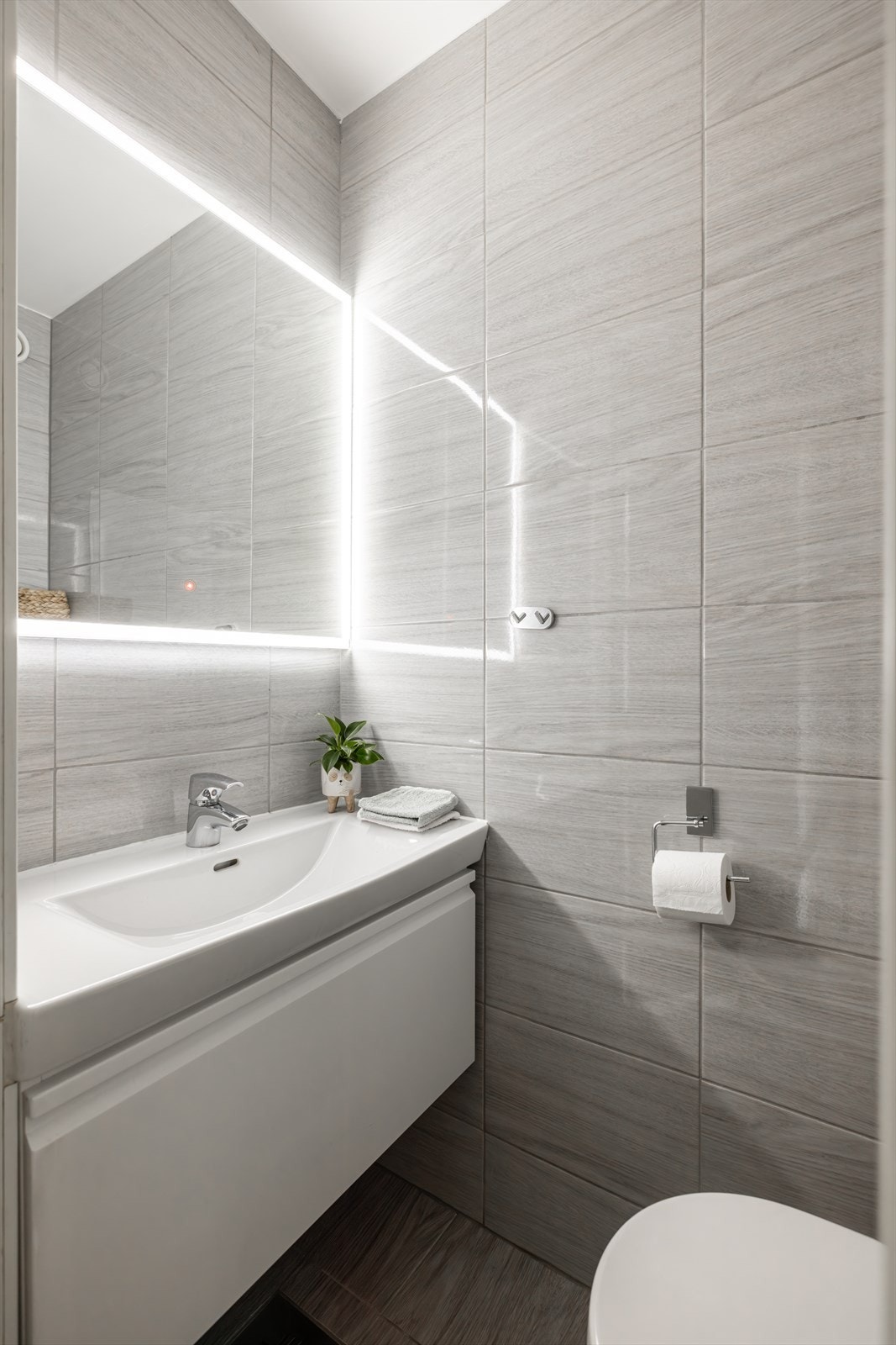 Praktisk separat toalettrom tilknyttet entré. Det er varmekabler i gulvet. Galleribilde