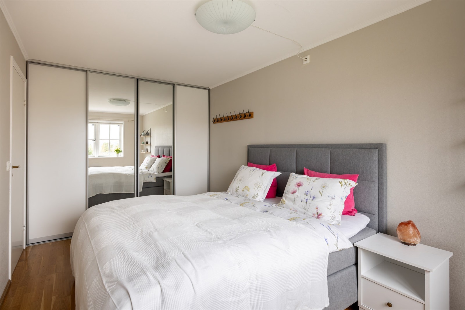 Romslig hovedsoverom med stor skyvedørsgarderobe. Galleribilde