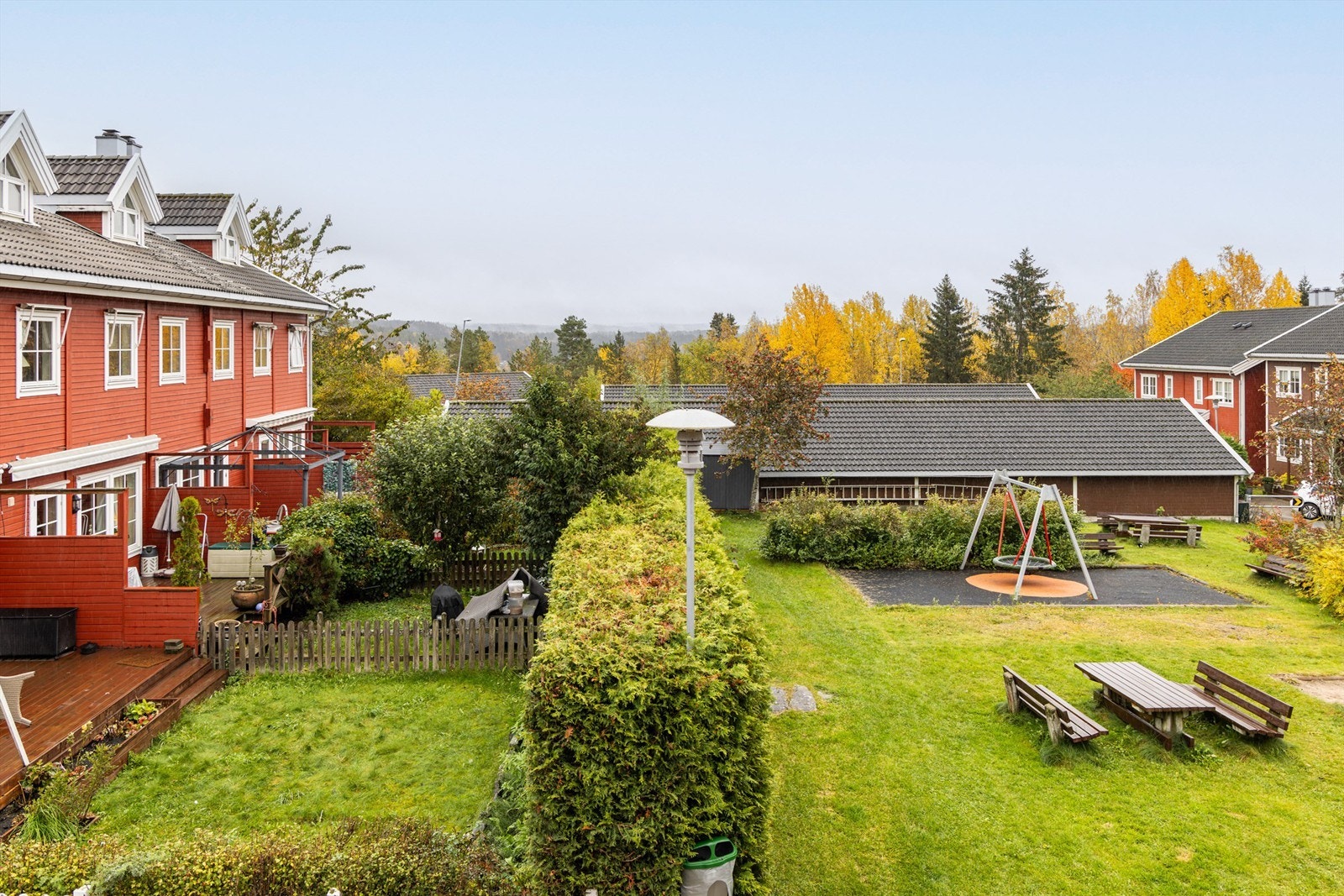 Hyggelig tun med flere lekeplasser. Galleribilde