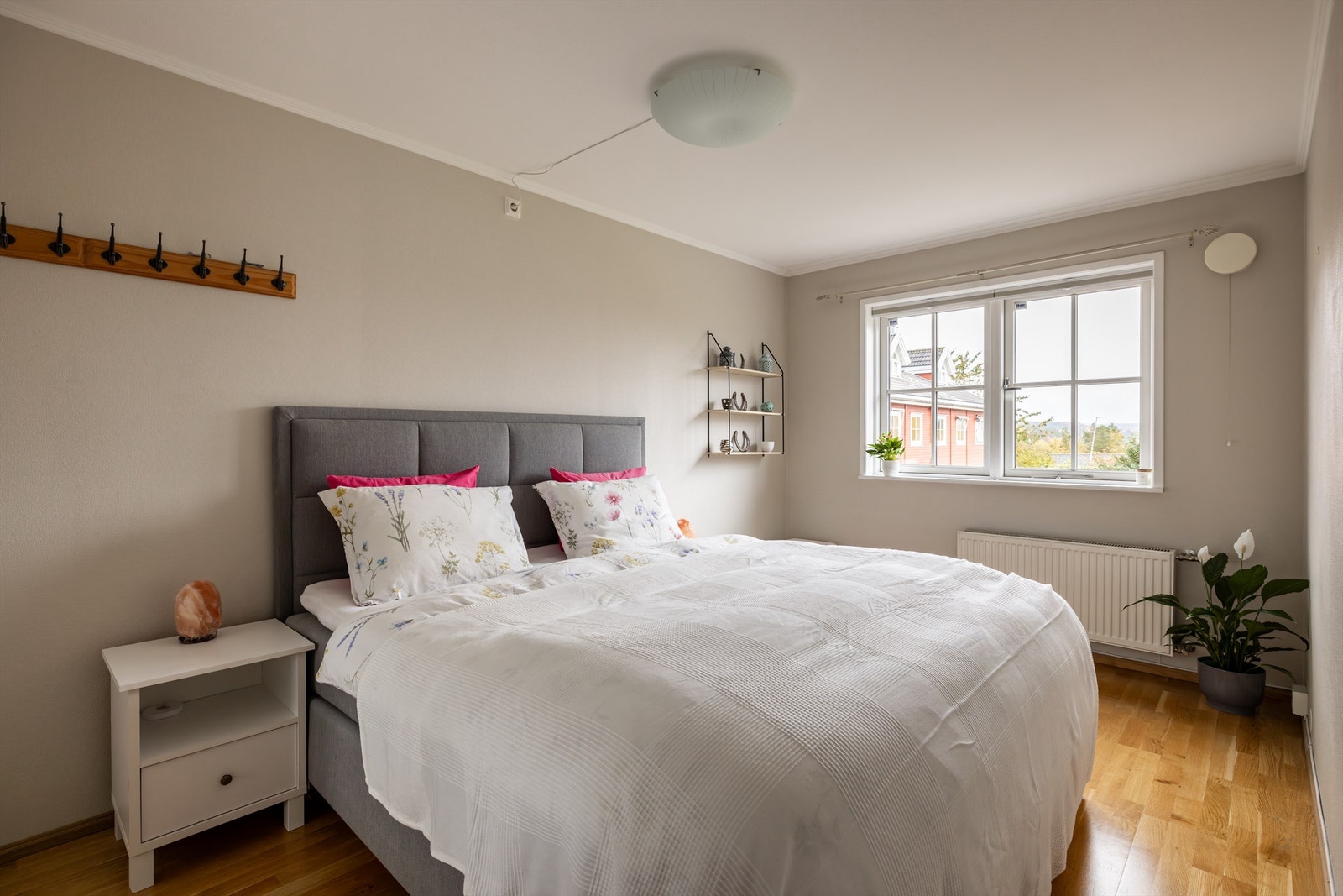 Boligen har tre gode soverom, alle praktisk plassert i 2. etasje. Galleribilde