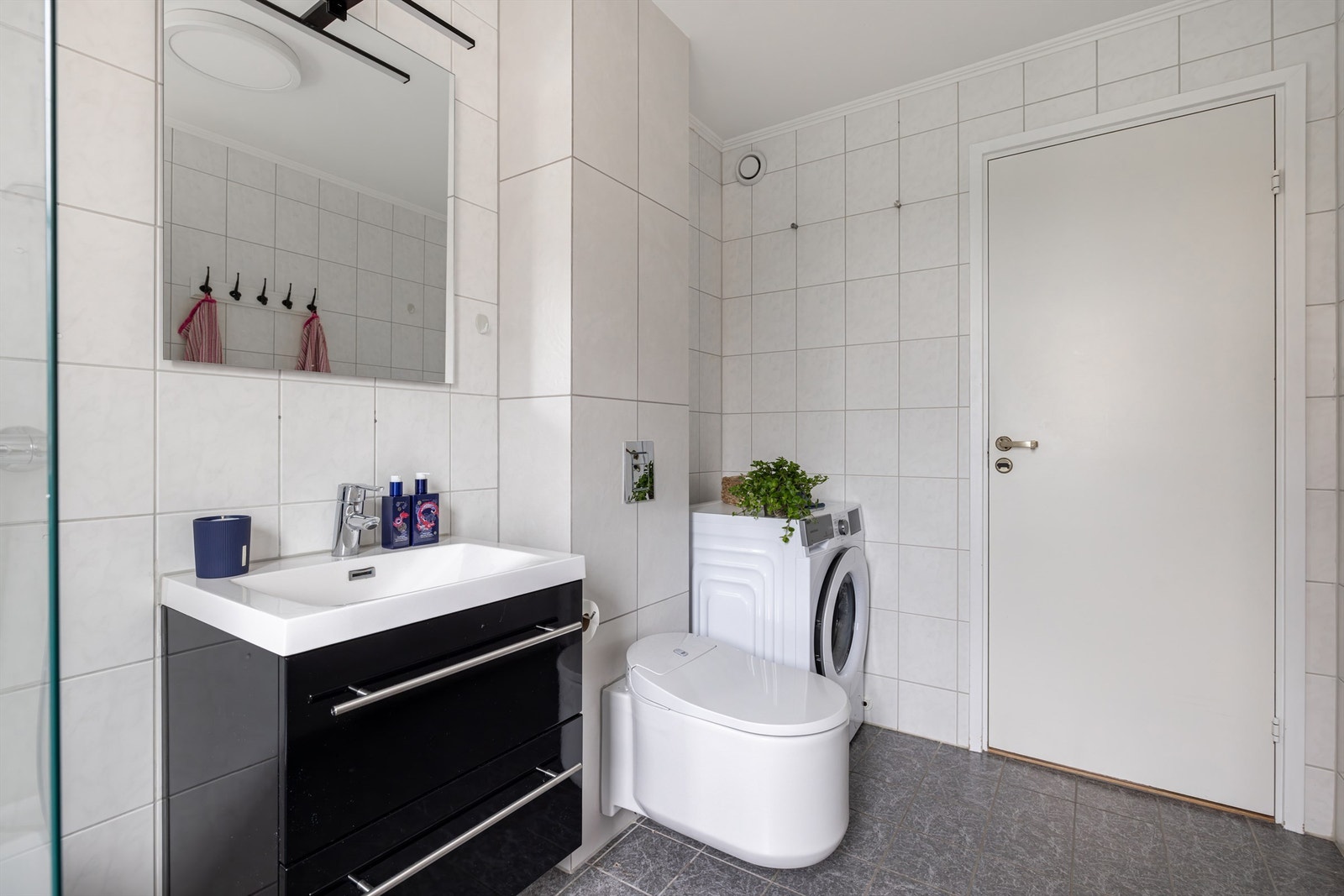 Badet har funksjonsoppgraderinger ved installasjon av badekar, og vegghengt Grohe dusjtoalett september 2022 av VVS-gruppen. Galleribilde