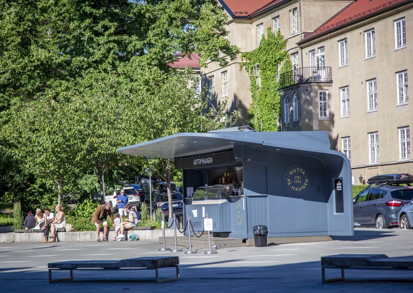 Nærområdet - St.hanshaugen. I sommerhalvåret har Gutta på haugen et populært isutsalg. Galleribilde