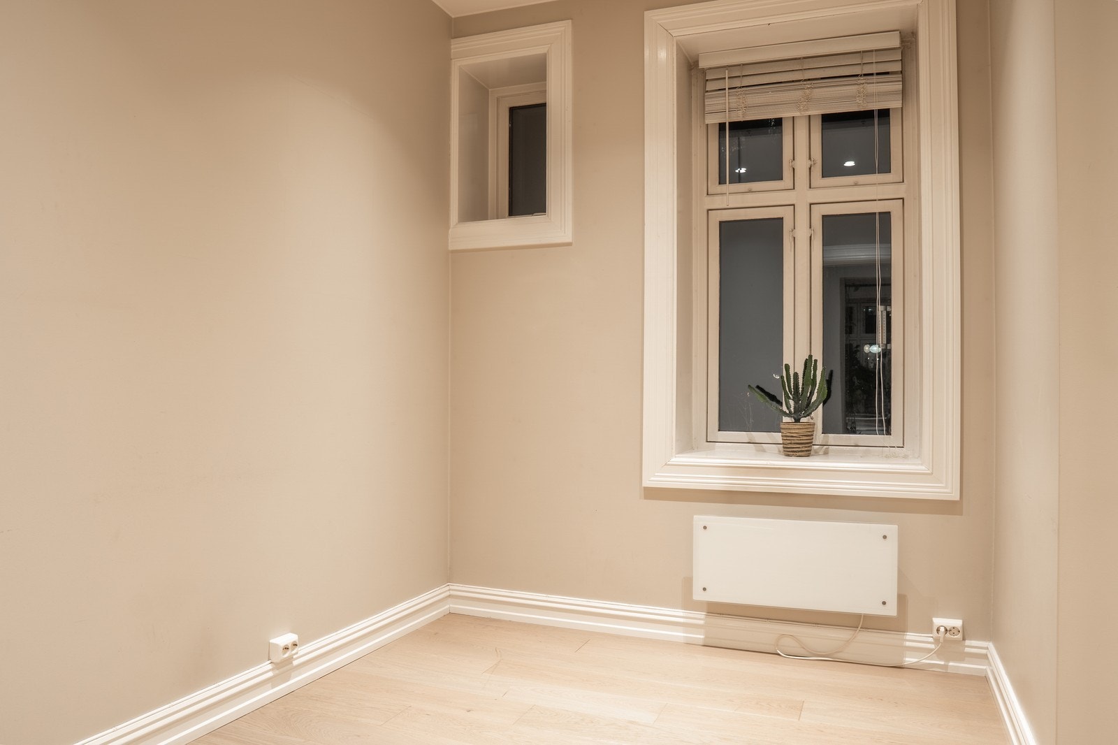 Soverom 2 som kan brukes som barnerom, gjesterom eller kontor, med plass til seng og skap. Galleribilde