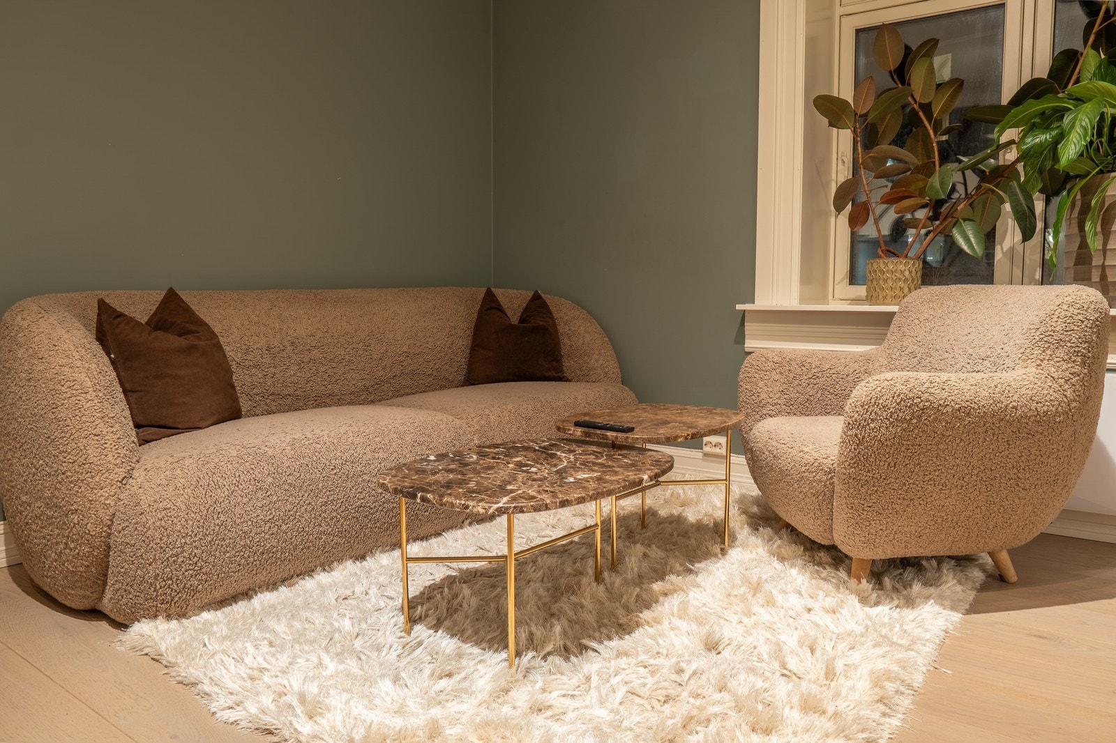Sofa, lenestol, salongbord og spisebord med stoler medfølger. Boligen er ledig omgående. Galleribilde