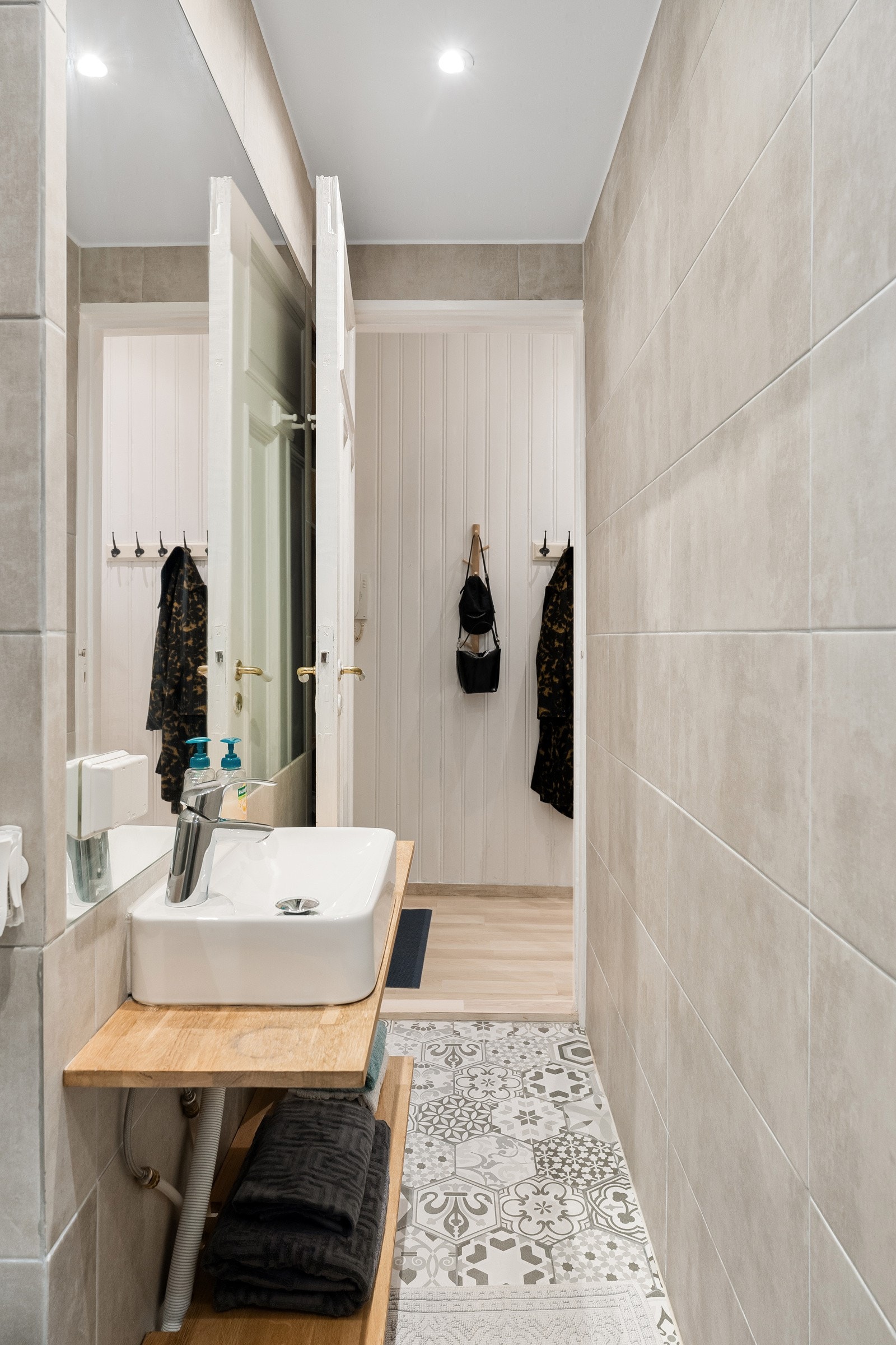 Benkeplate med servant, praktiske hyller og spesialtilpasset glass. Galleribilde