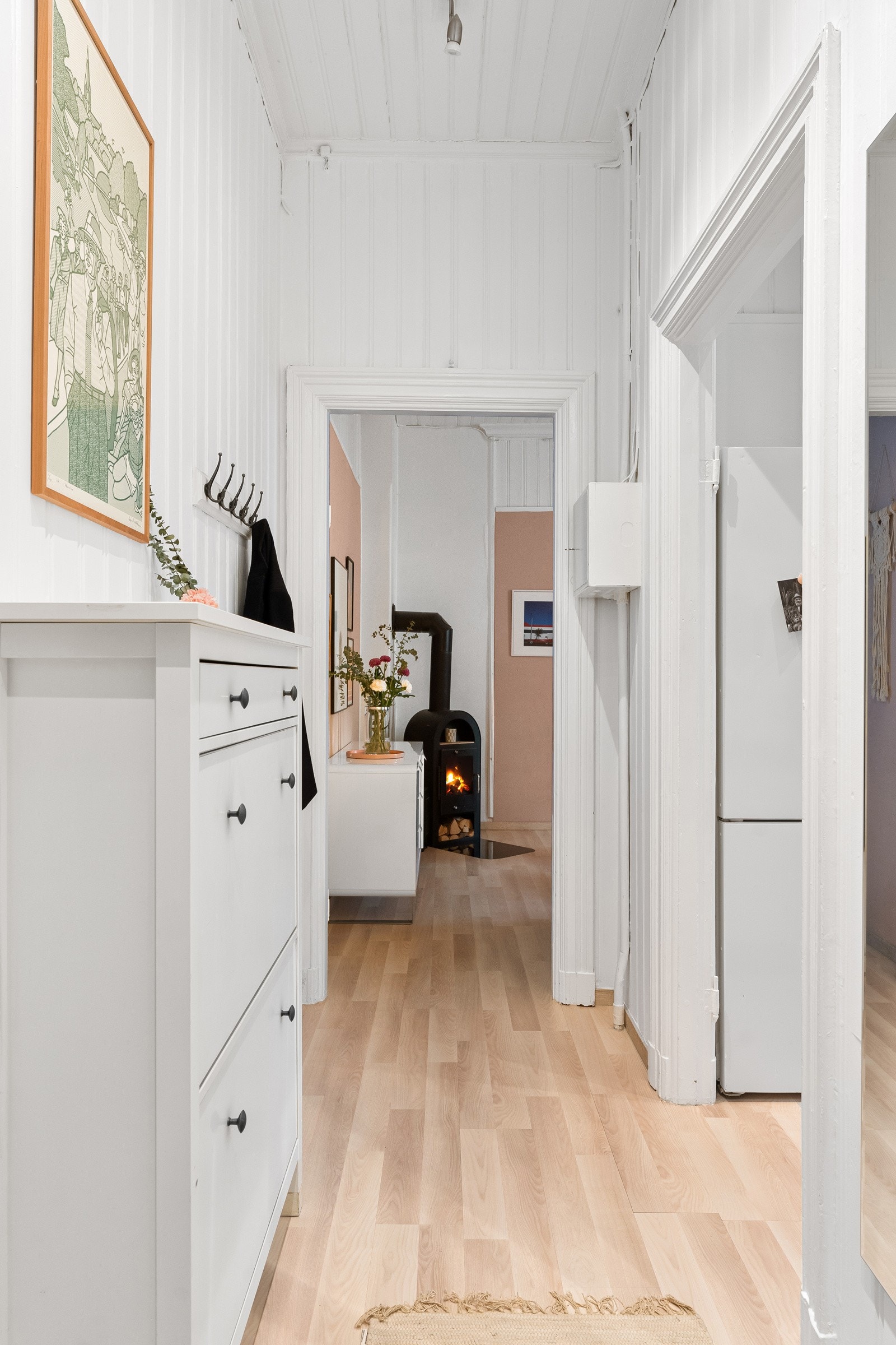 Hyggelig og innbydende entré med god plass til ytterklær og sko. Galleribilde