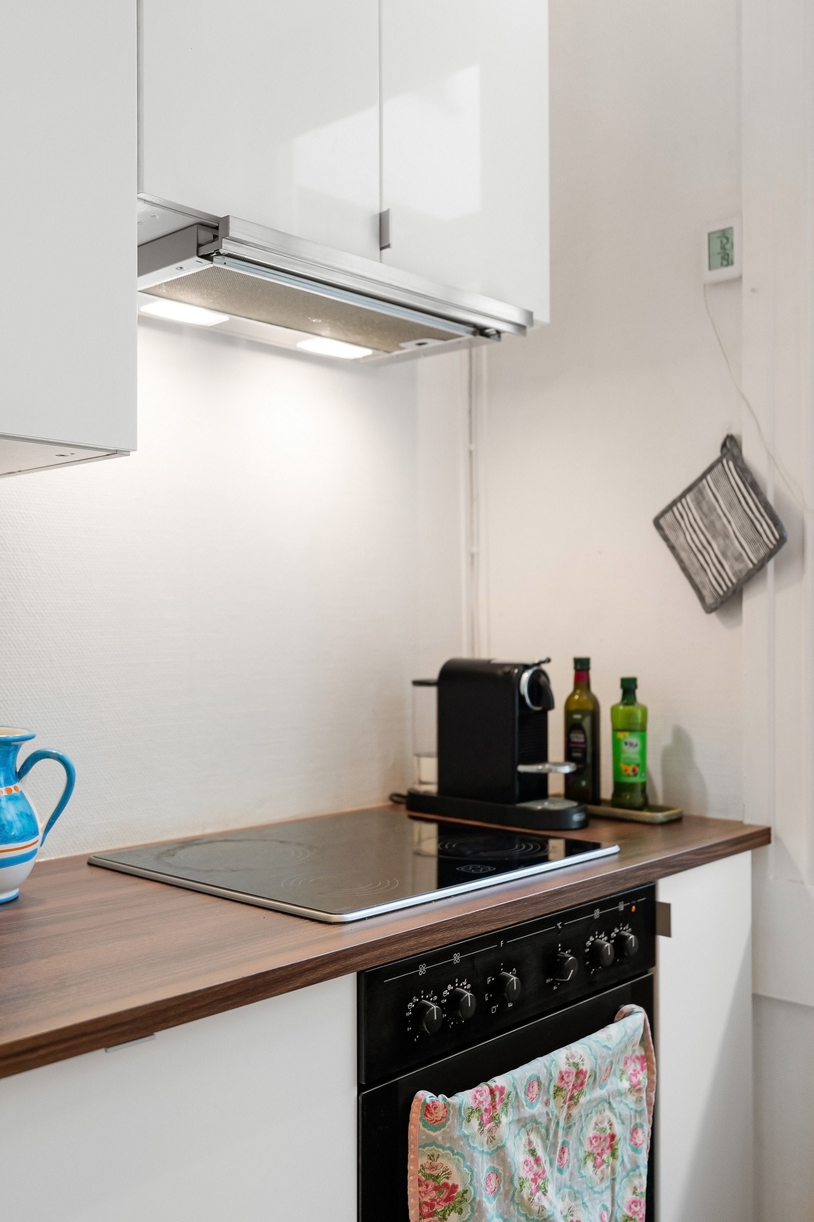 Hvitevarene består av platetopp, oppvaskmaskin, ventilator og stekeovn. Galleribilde