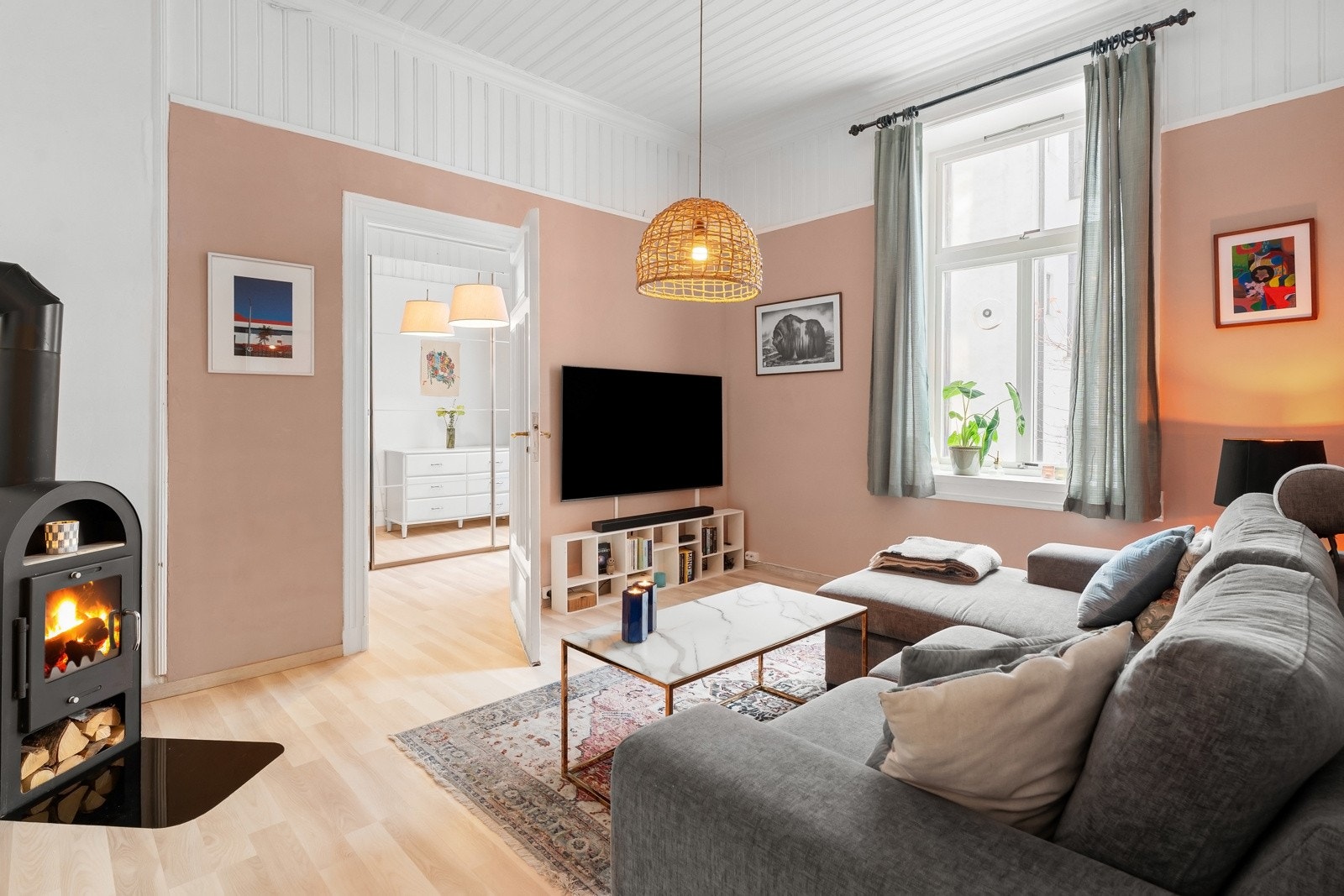 Her får du sjarmerende detaljer som 3m takhøyde, dype vinduskarmer og nydelig peisovn. Galleribilde