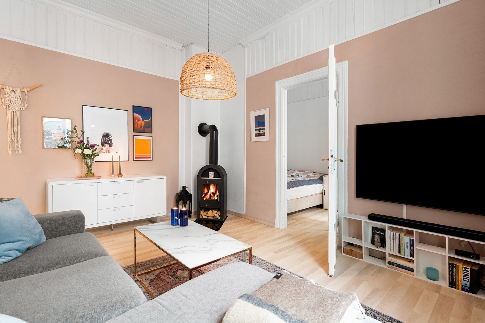 Lys og sjarmerende bolig som består av entré/gang, bad, kjøkken, bod, soverom og stue. Galleribilde