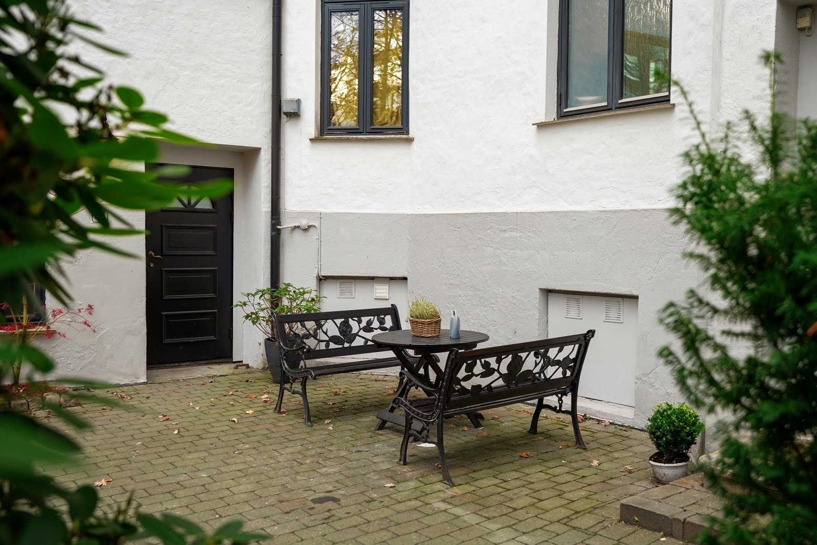 Supertrivelig bakgård med sittegrupper, beplantning og sykkelparkering. Galleribilde