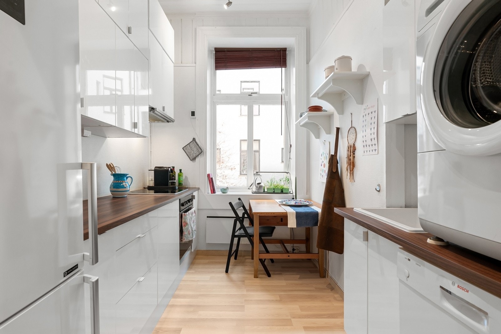 Selger har i dag innredet kjøkkenet med vaskemaskin. Galleribilde