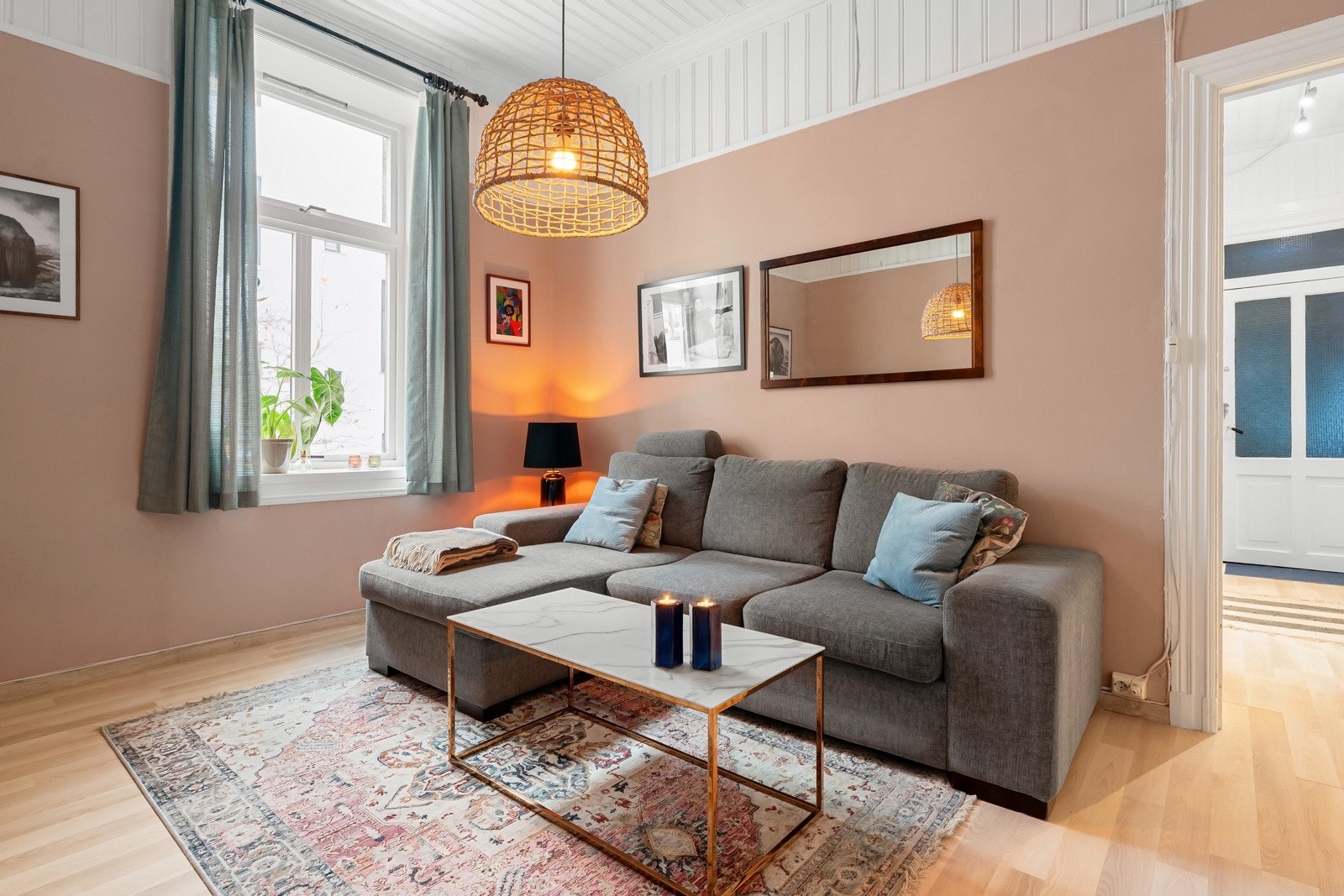 Lys og trivelig stue med god plass til sofagruppe, sofabord og underholdningsavdeling. Galleribilde