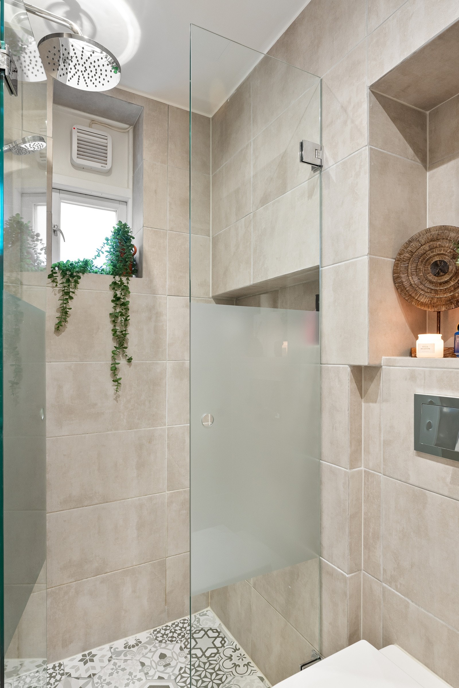 Nedsenket dusjnisje med regnfallsdusj. Galleribilde