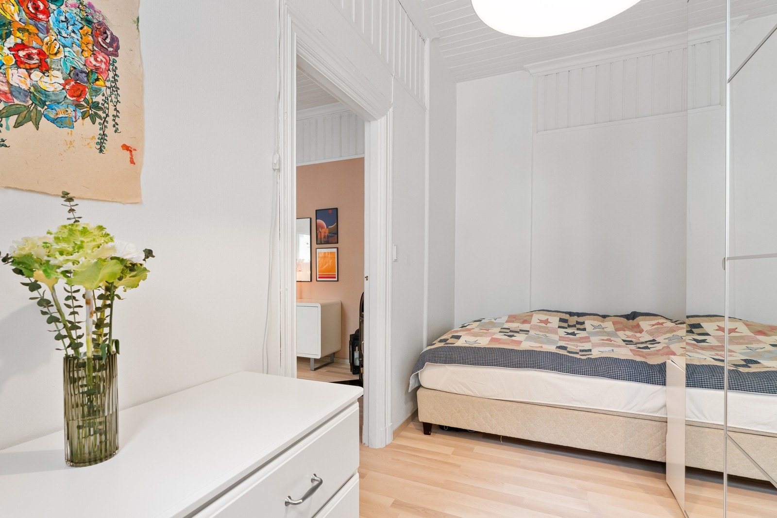 Soverommet er av god størrelse med plass til dobbeltseng, nattbord og kommode. Galleribilde