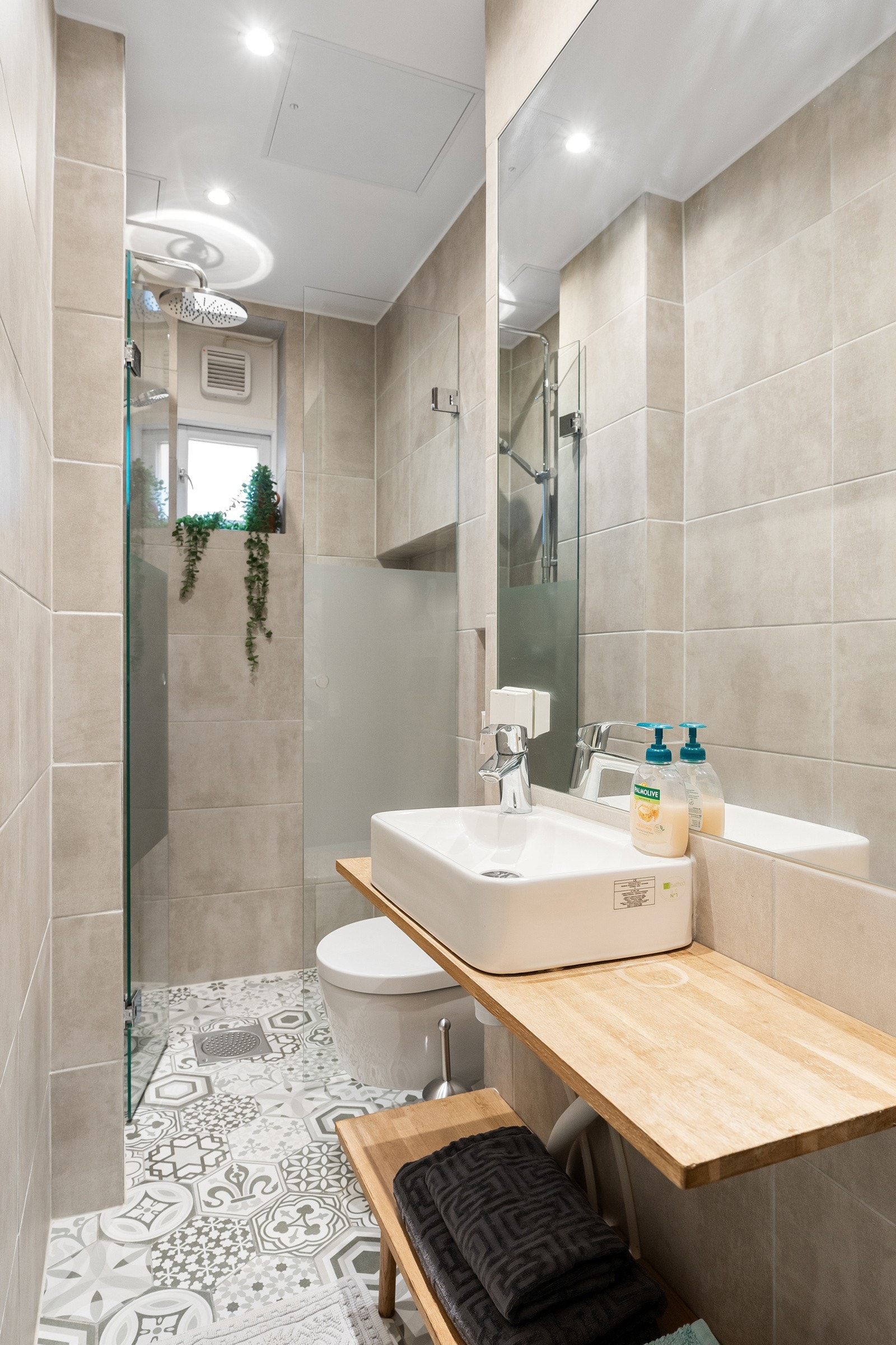 Spotter i himling og varme i gulv. Galleribilde